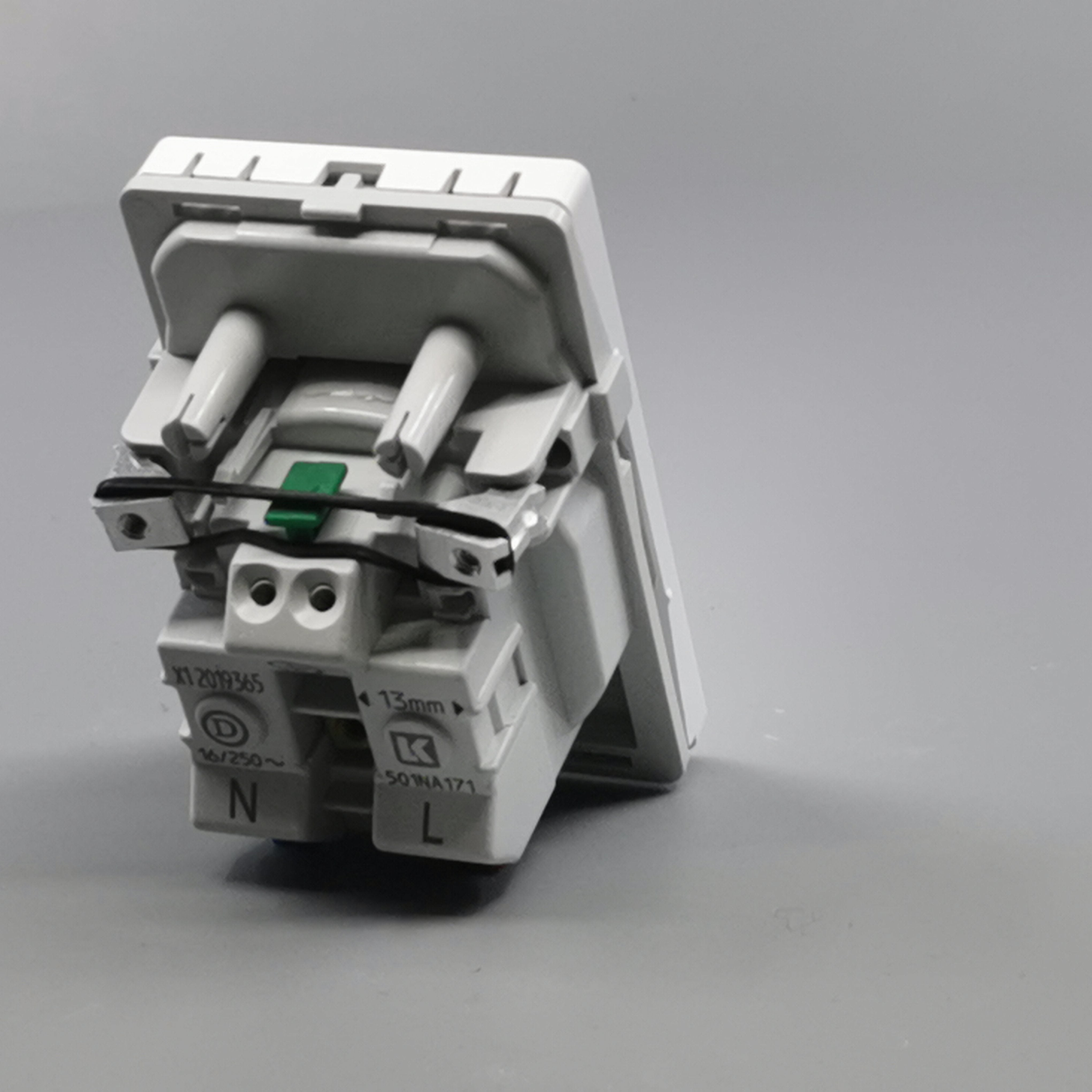 Fuga stikkontakt m. pindjord 1½ modul 2-pol - hvid