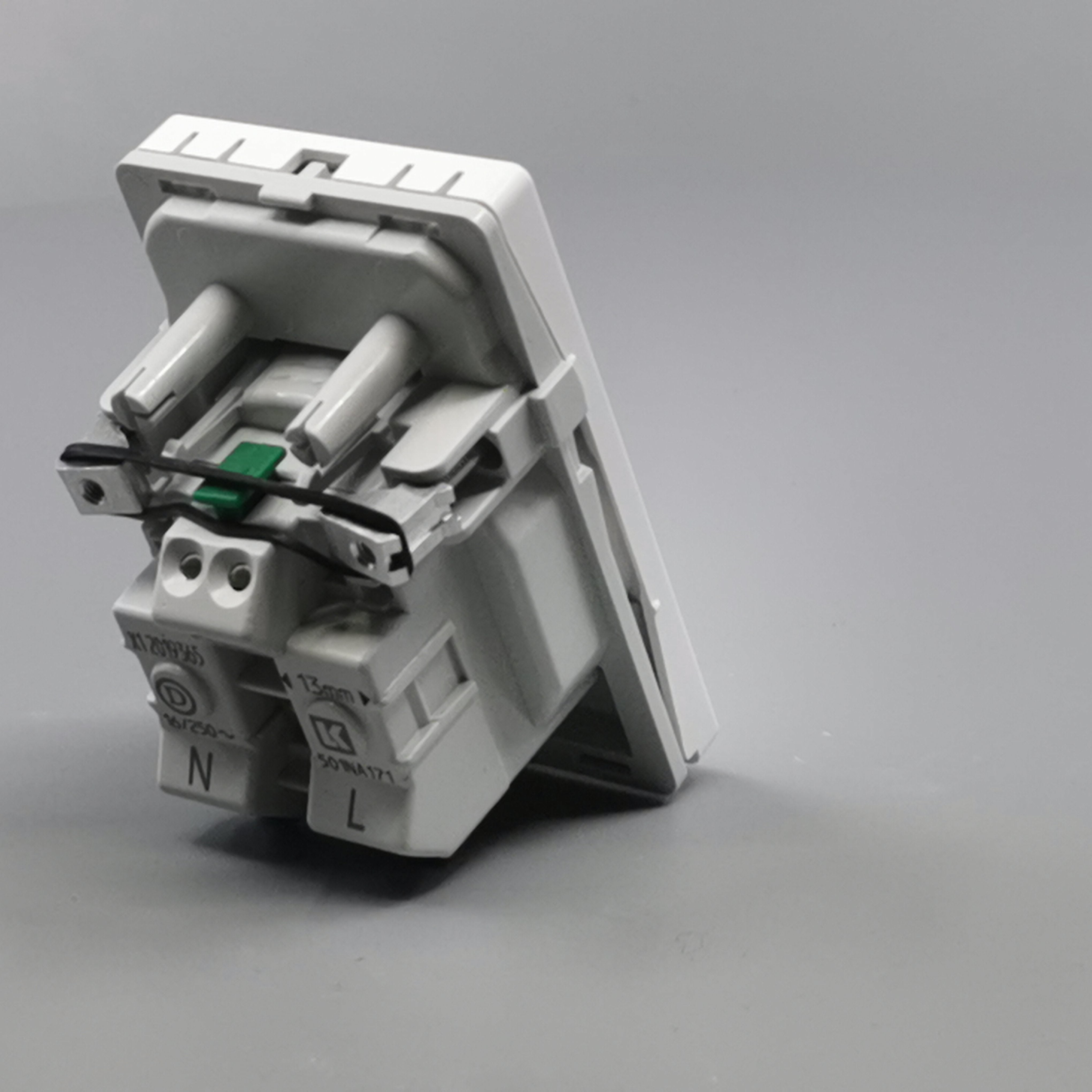 Fuga stikkontakt m. pindjord 1½ modul 2-pol - hvid