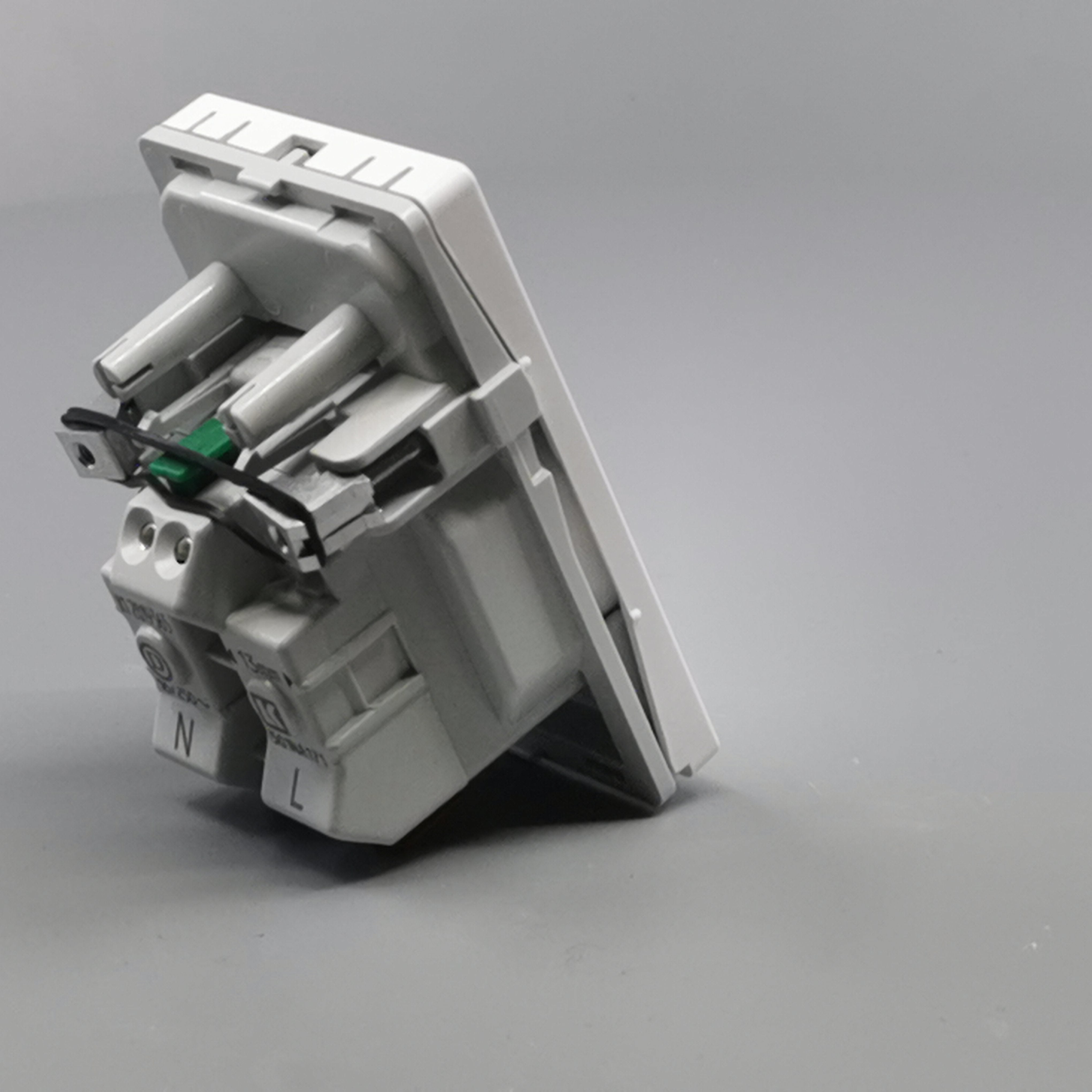 Fuga stikkontakt m. pindjord 1½ modul 2-pol - hvid