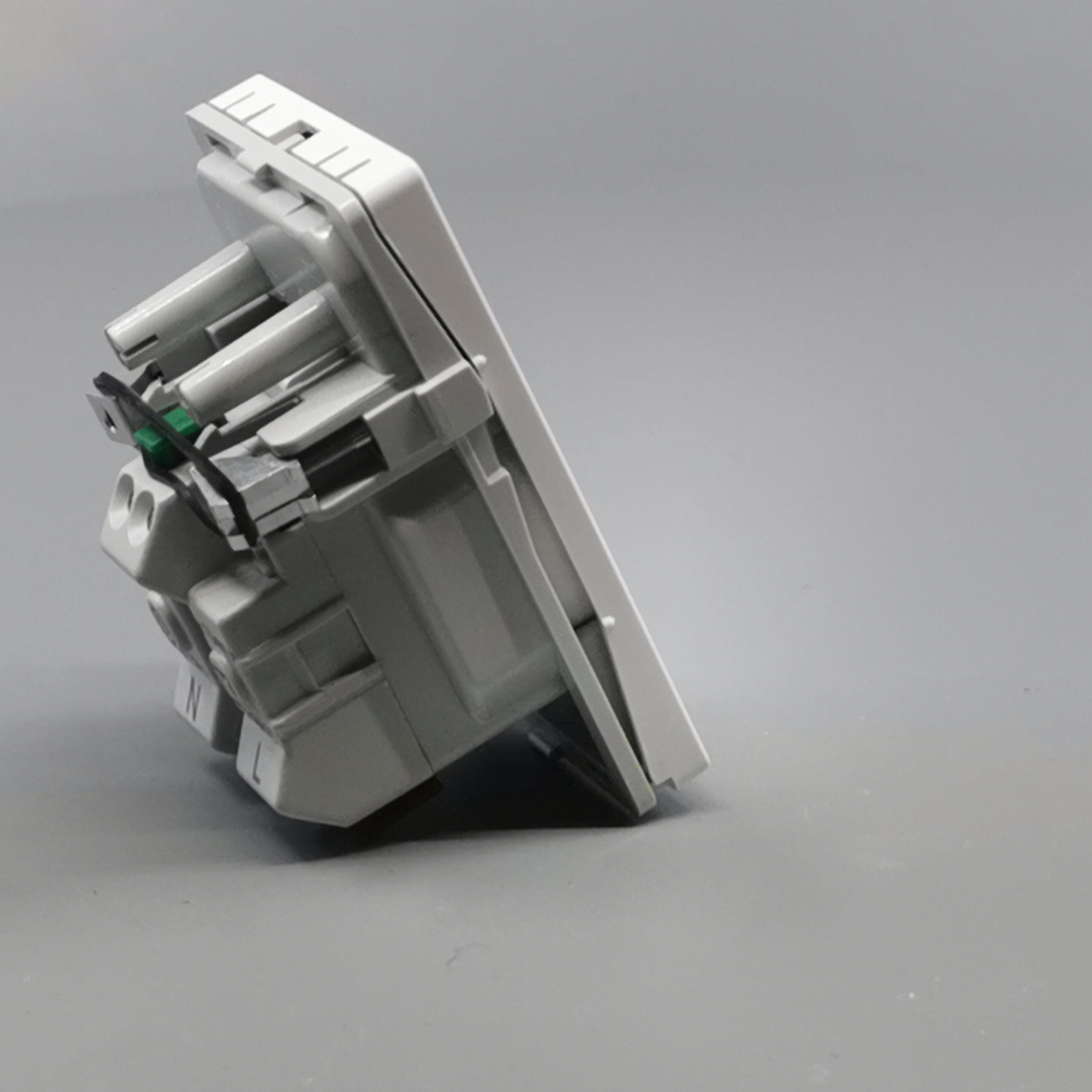 Fuga stikkontakt m. pindjord 1½ modul 2-pol - hvid