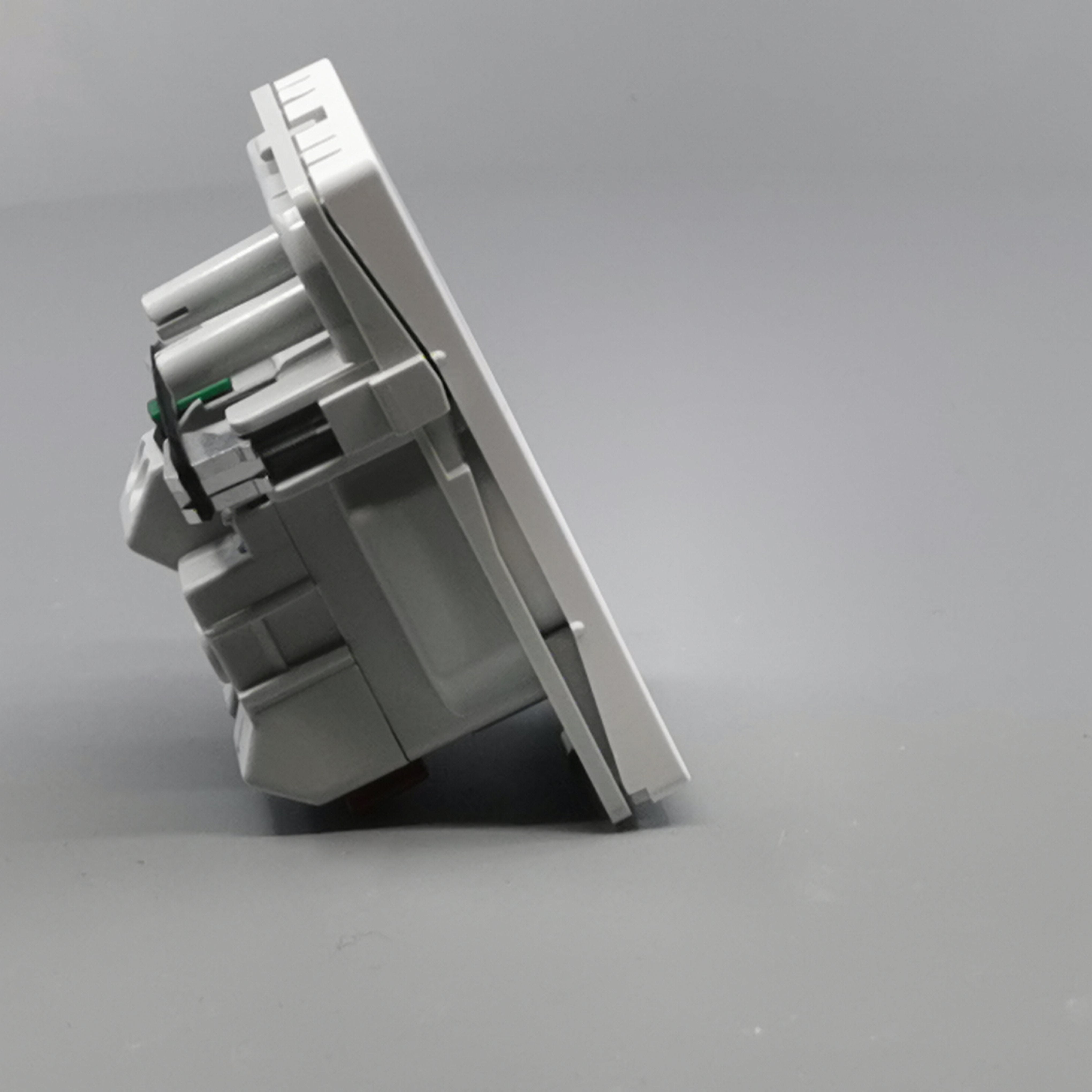 Fuga stikkontakt m. pindjord 1½ modul 2-pol - hvid