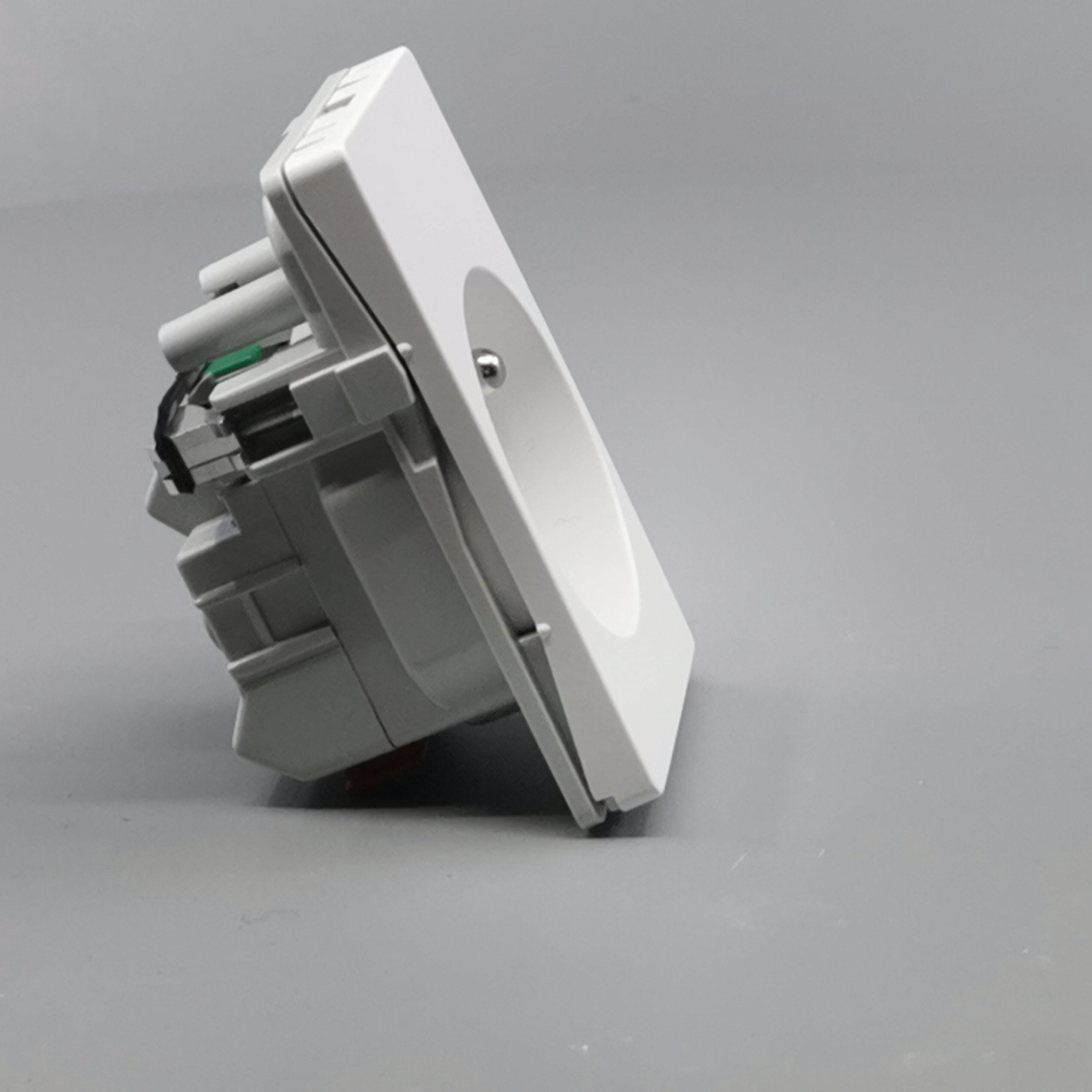 Fuga stikkontakt m. pindjord 1½ modul 2-pol - hvid