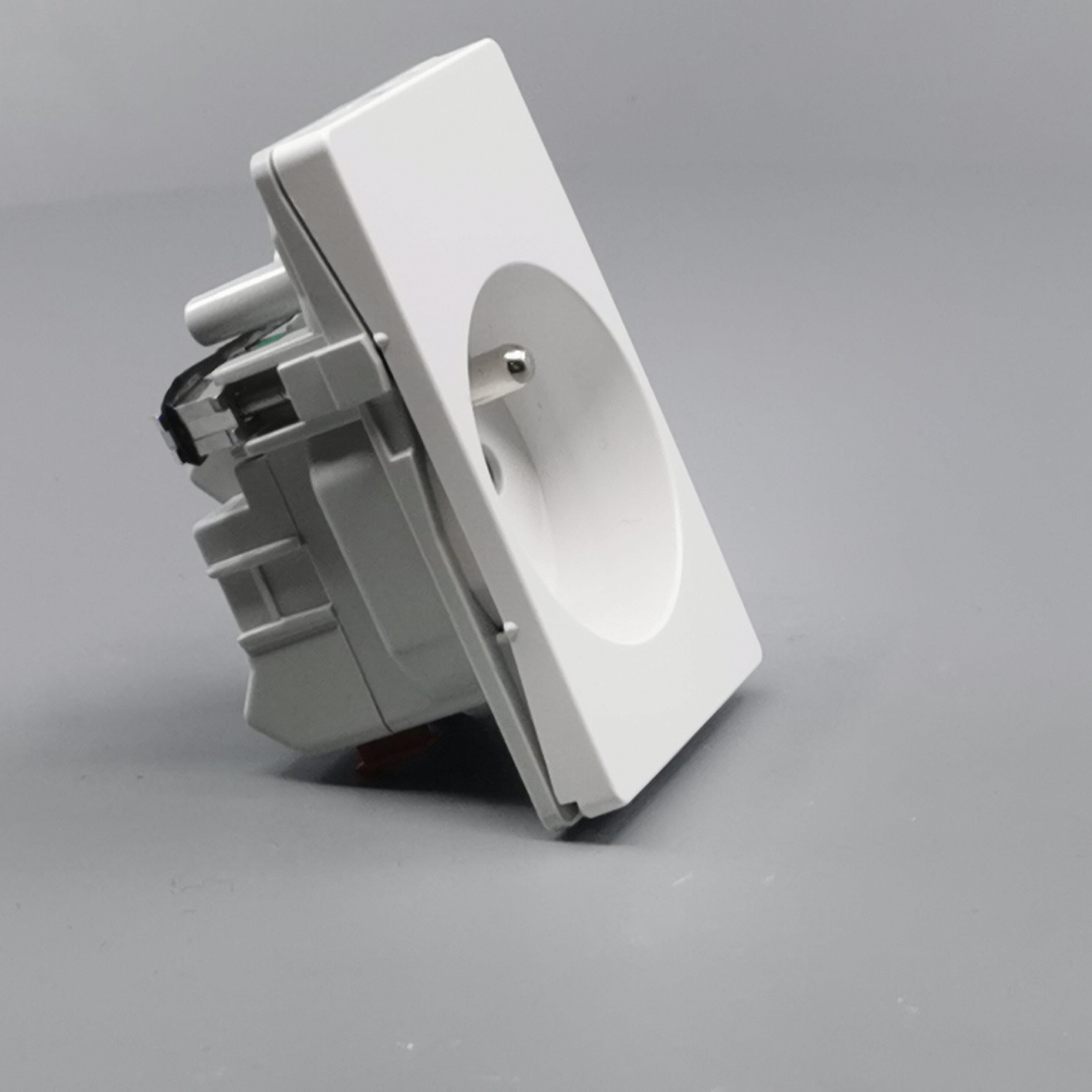 Fuga stikkontakt m. pindjord 1½ modul 2-pol - hvid