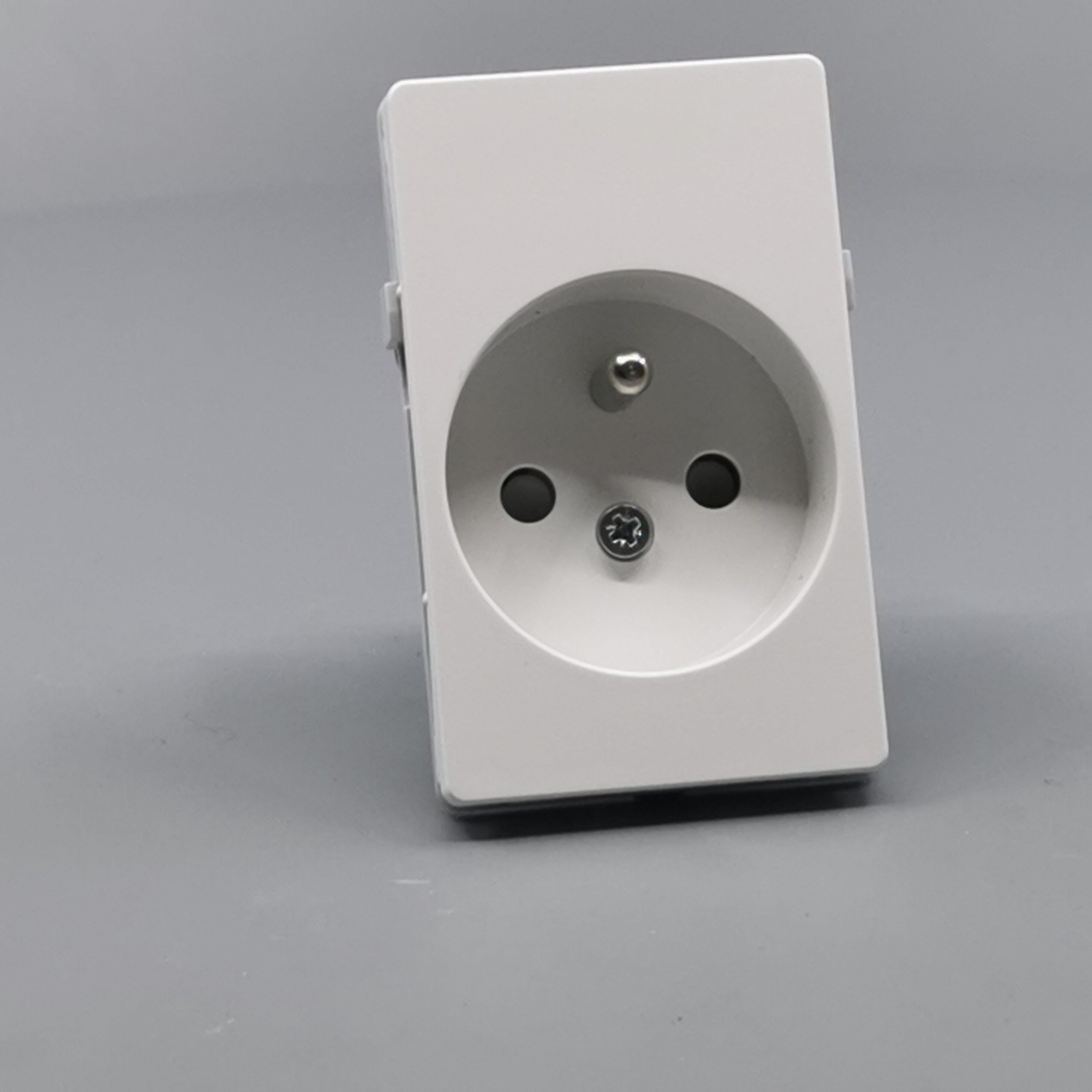 Fuga stikkontakt m. pindjord 1½ modul 2-pol - hvid