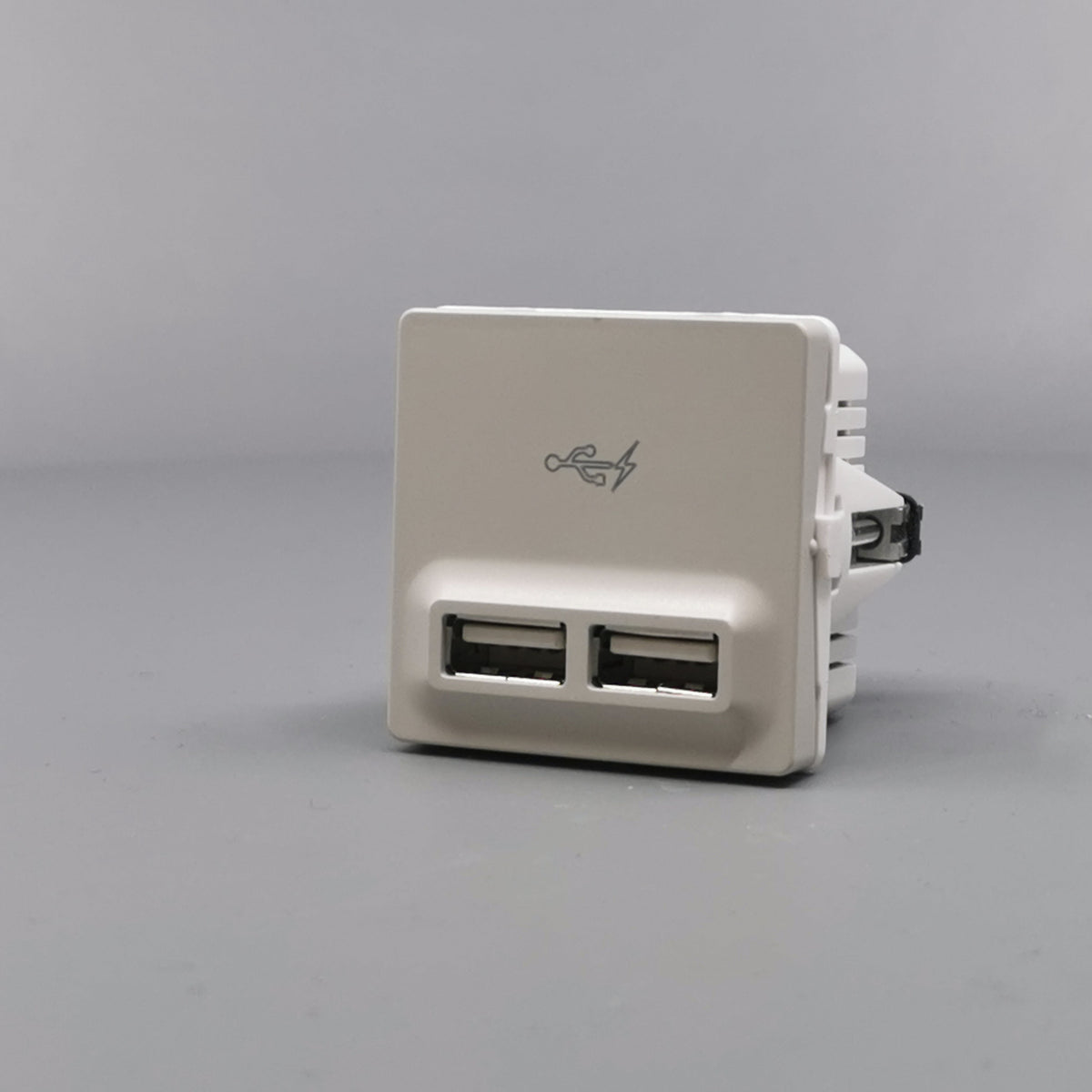LK Fuga 2xUSB lader 2,1A 1 modul lysegrå (360° frame 3)