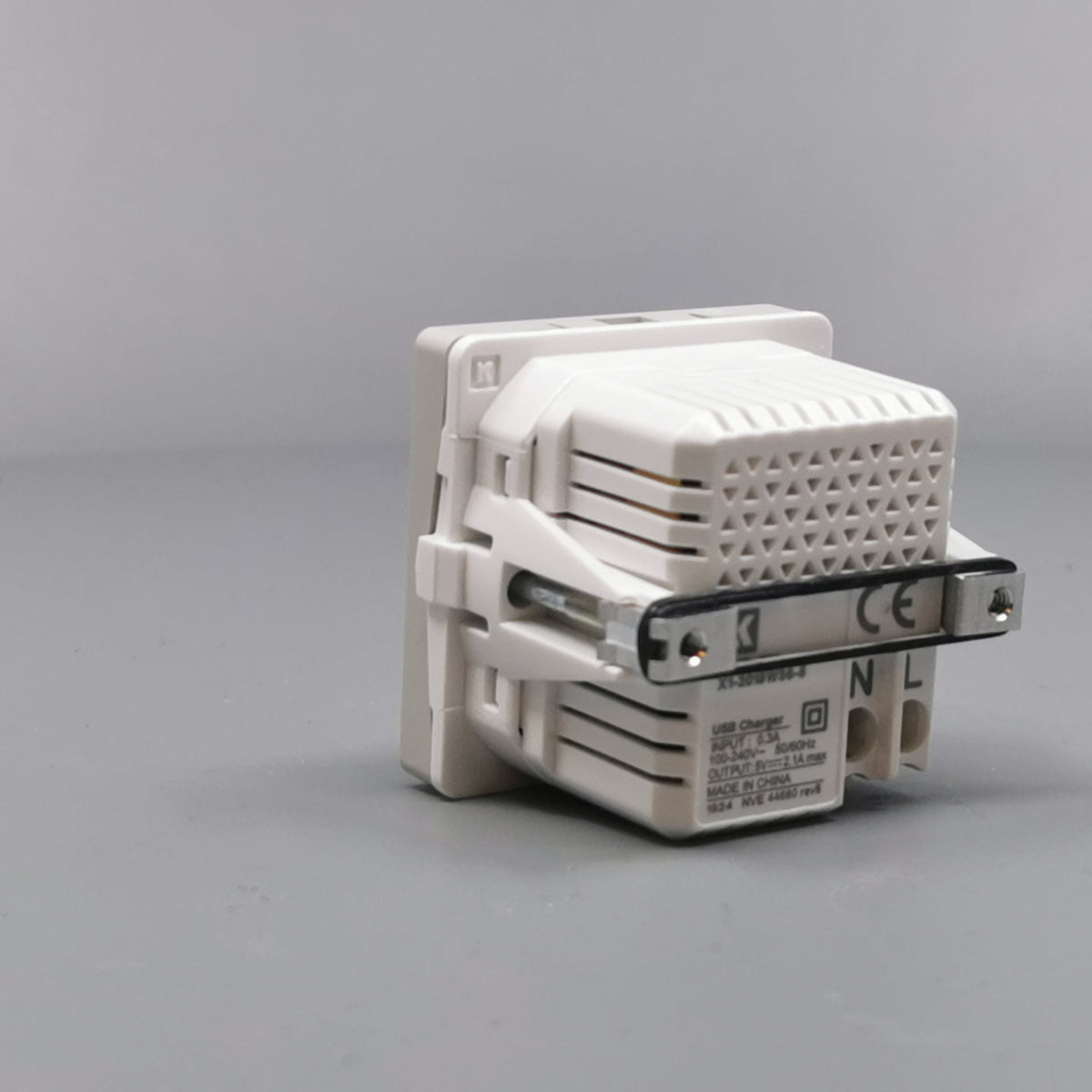 LK Fuga 2xUSB lader 2,1A 1 modul lysegrå (360° frame 11)