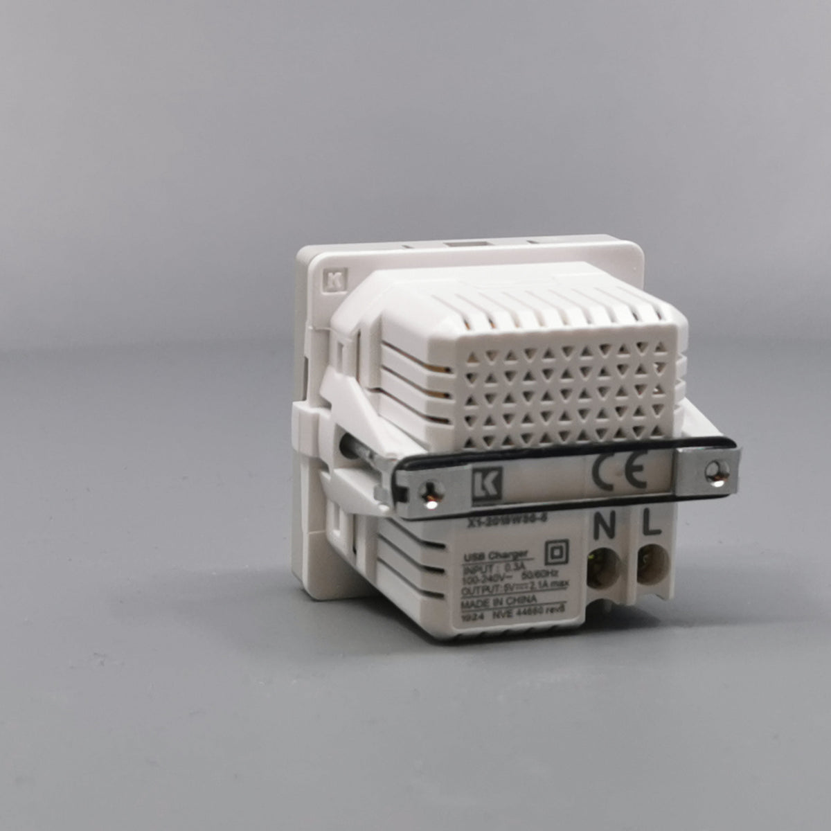 LK Fuga 2xUSB lader 2,1A 1 modul lysegrå (360° frame 12)