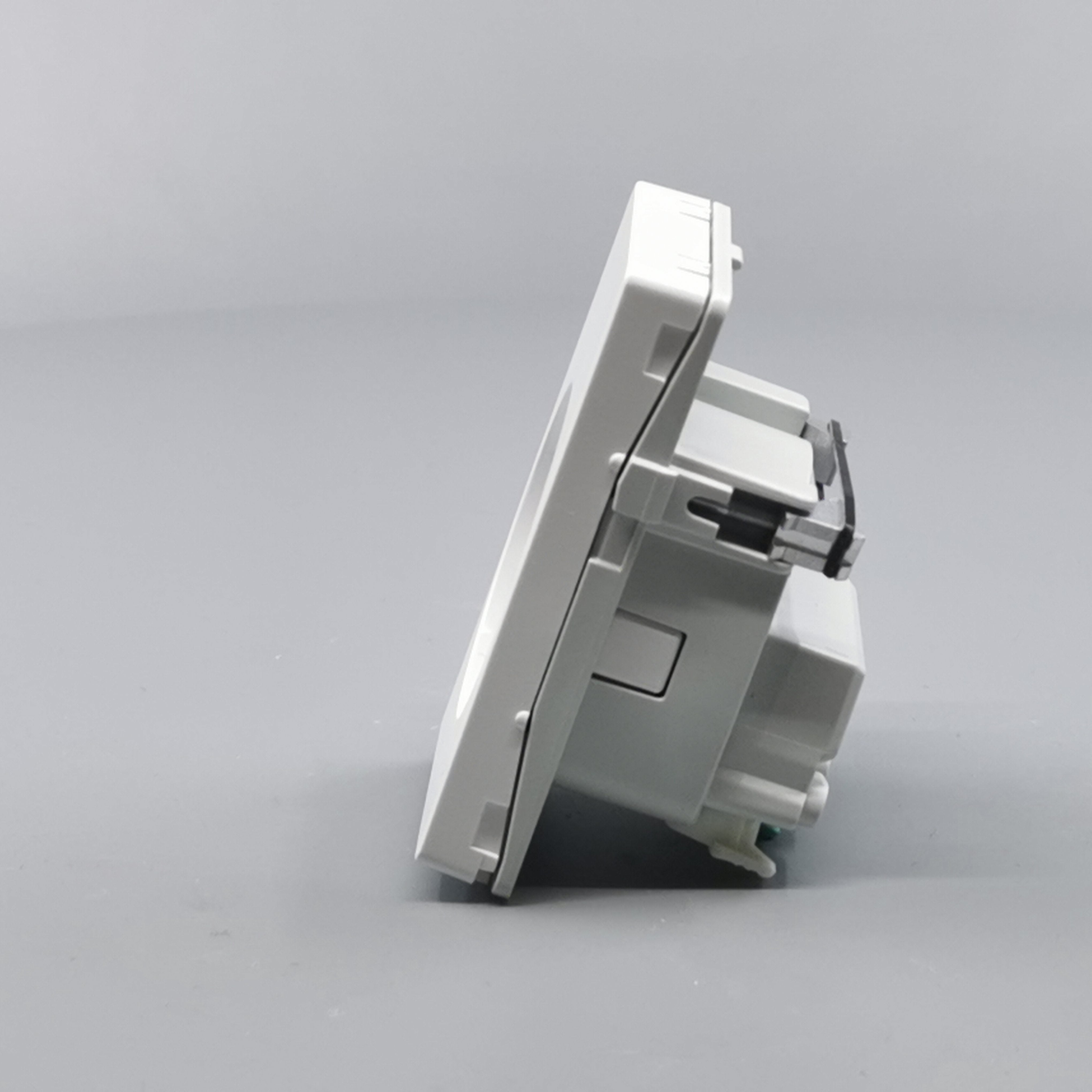 LK Fuga stikkontakt med sidejord 1½m - hvid