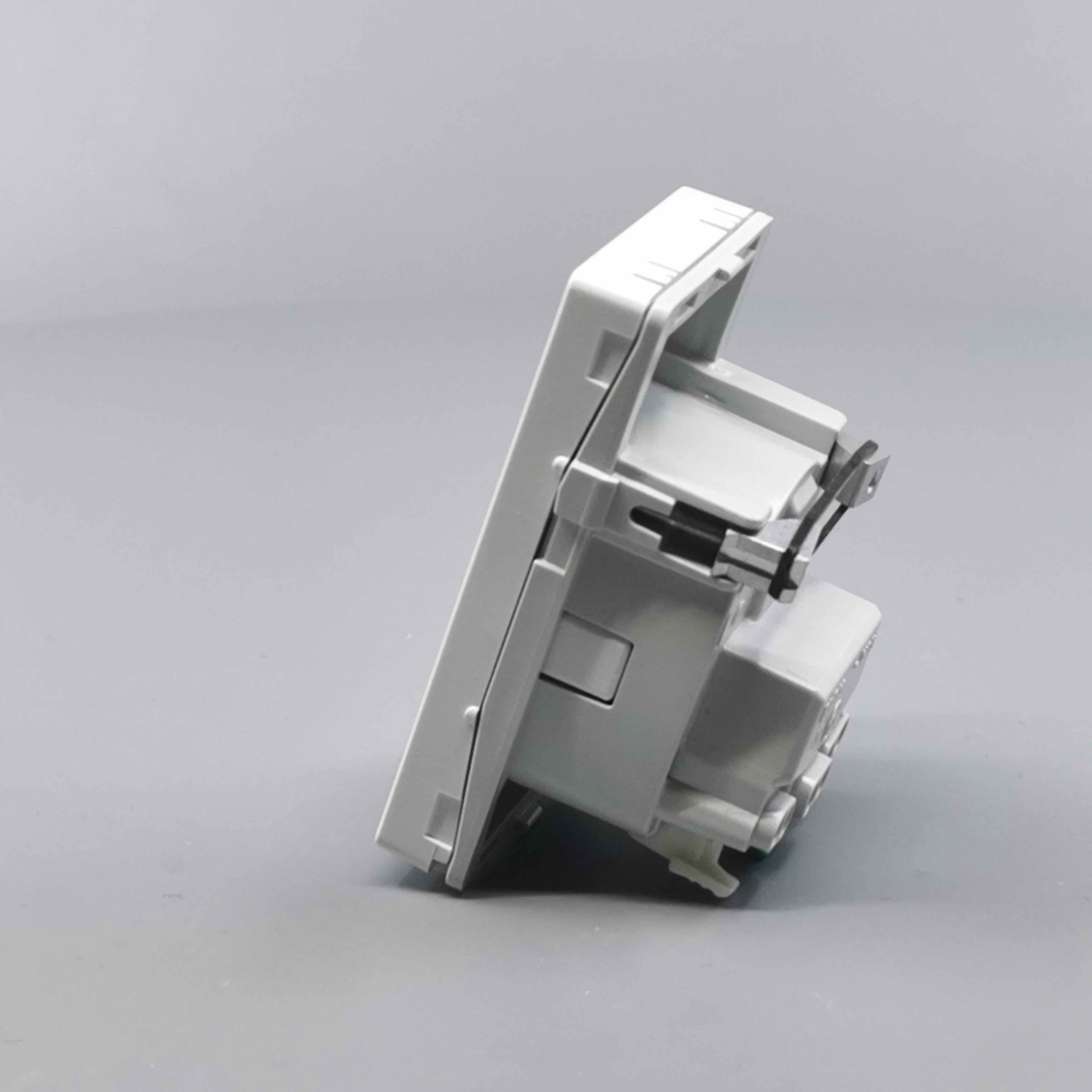 LK Fuga stikkontakt med sidejord 1½m - hvid