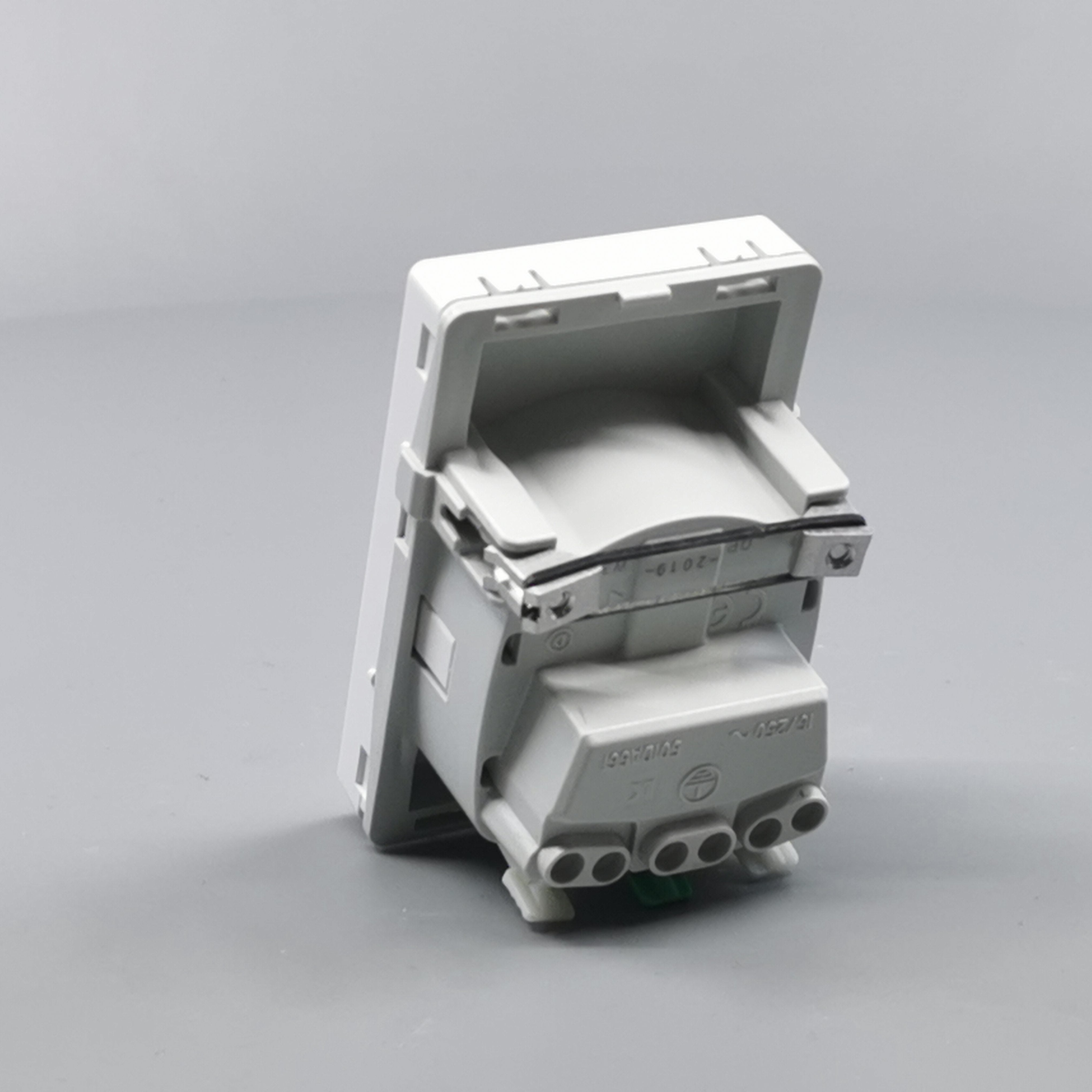 LK Fuga stikkontakt med sidejord 1½m - hvid