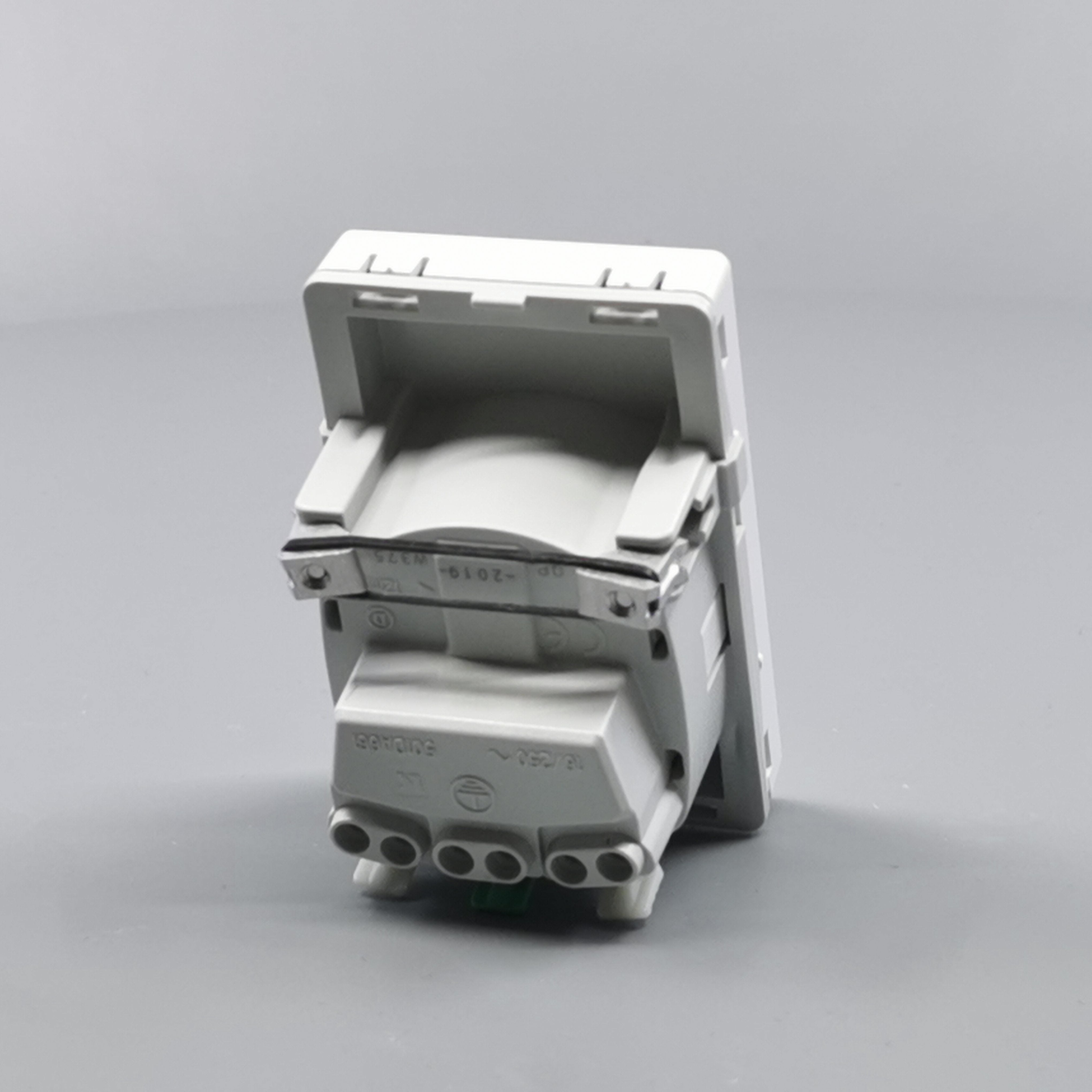 LK Fuga stikkontakt med sidejord 1½m - hvid