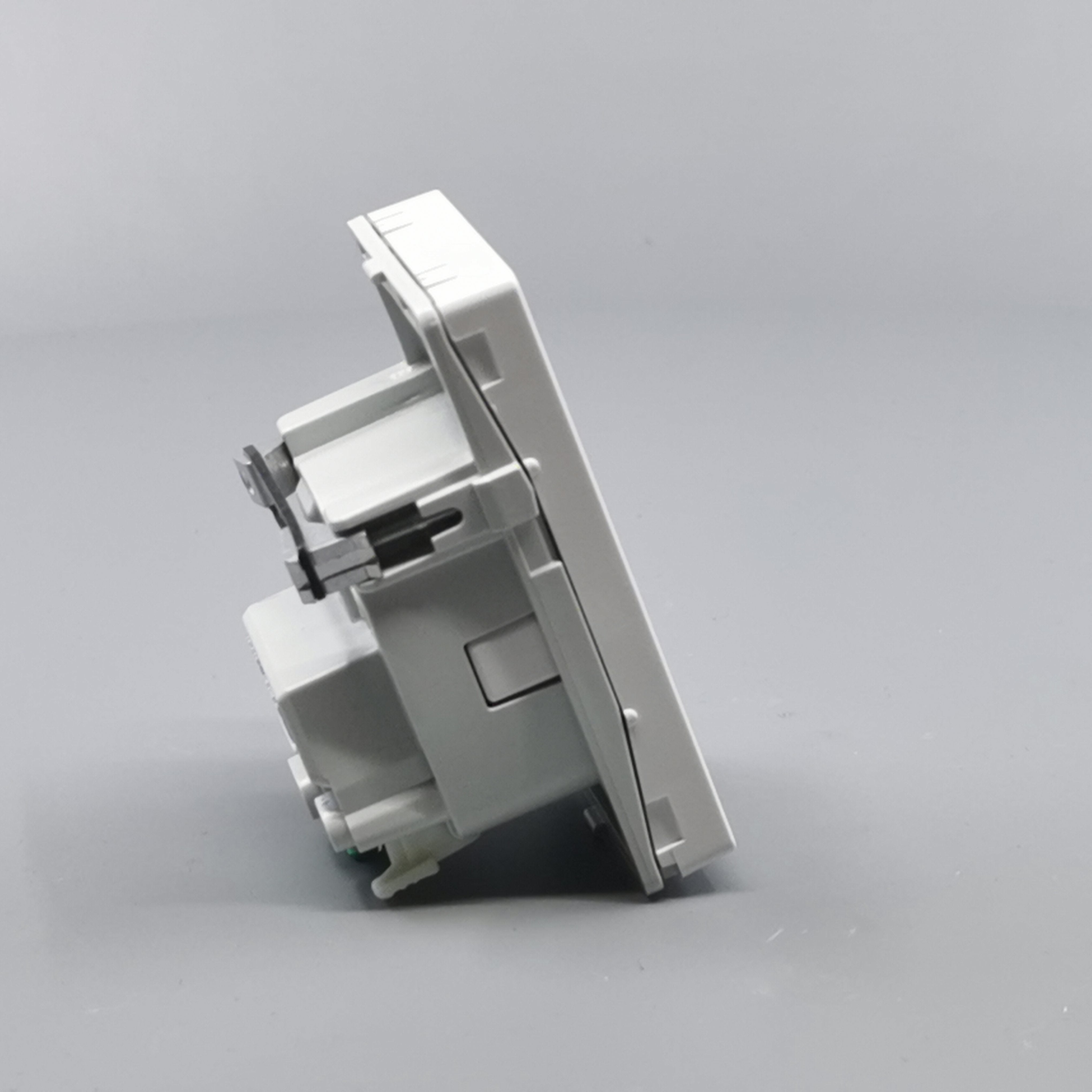 LK Fuga stikkontakt med sidejord 1½m - hvid