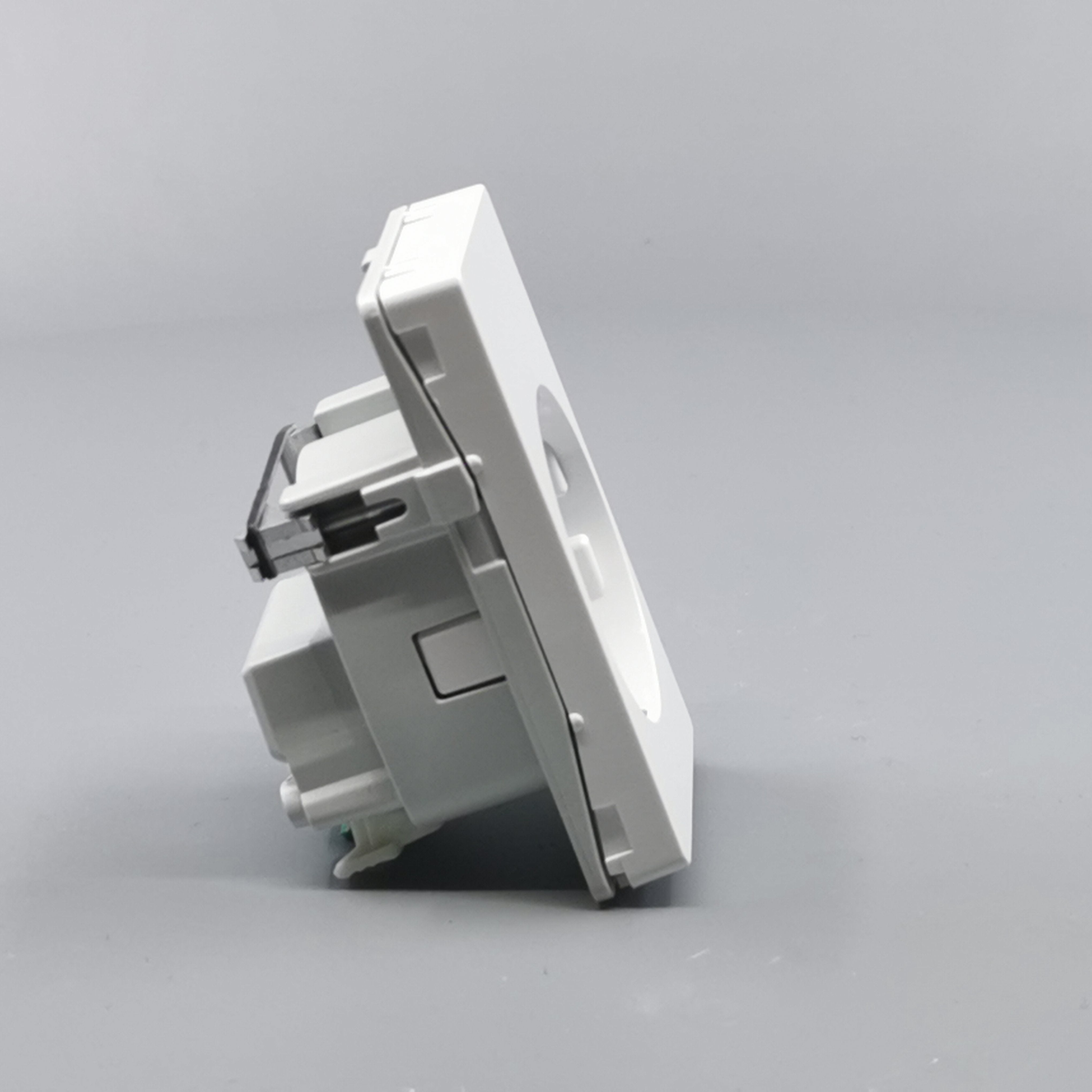 LK Fuga stikkontakt med sidejord 1½m - hvid