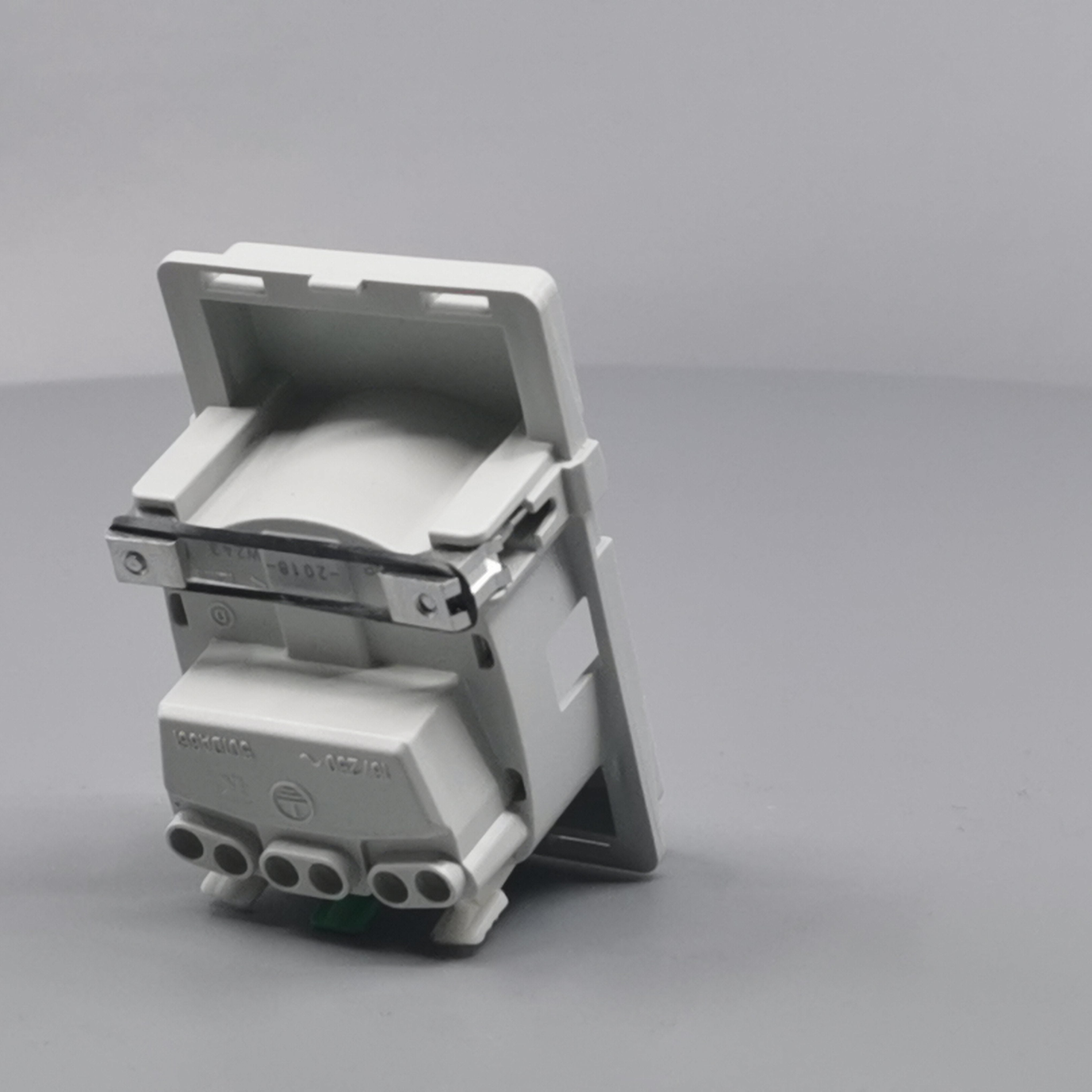 LK Fuga stikkontakt med sidejord 1½m - uden afdækning