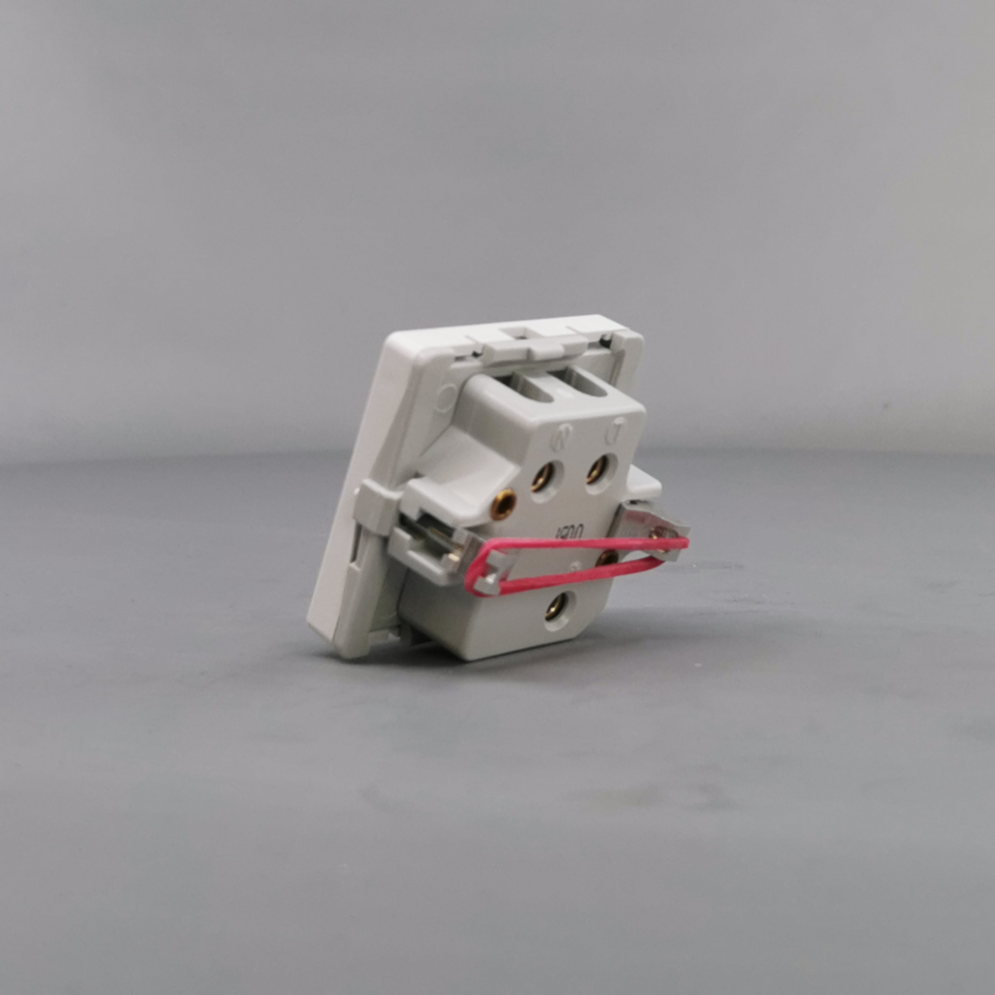 Fuga Lampestikkontakt med jord 50x50 hvid