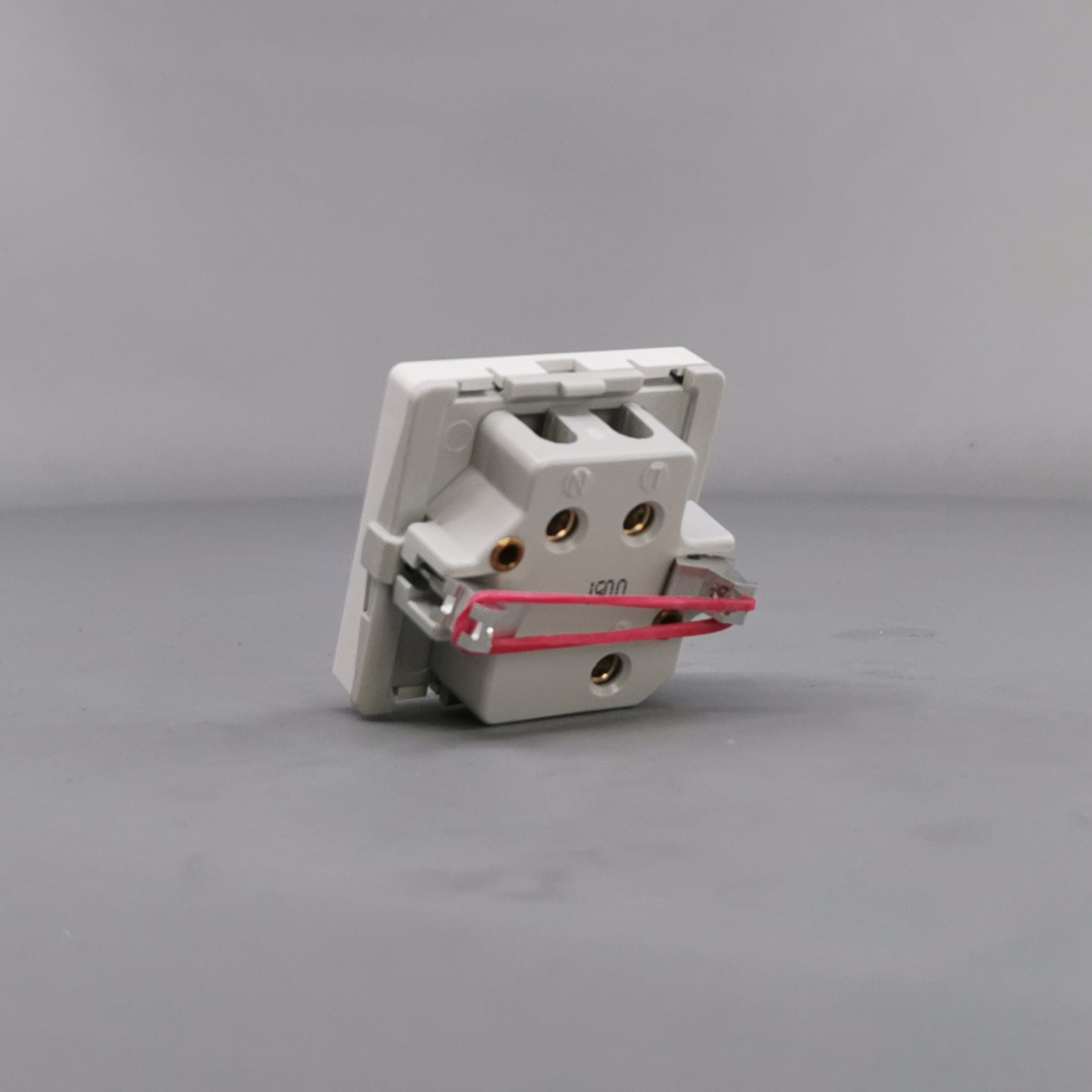 Fuga Lampestikkontakt med jord 50x50 hvid