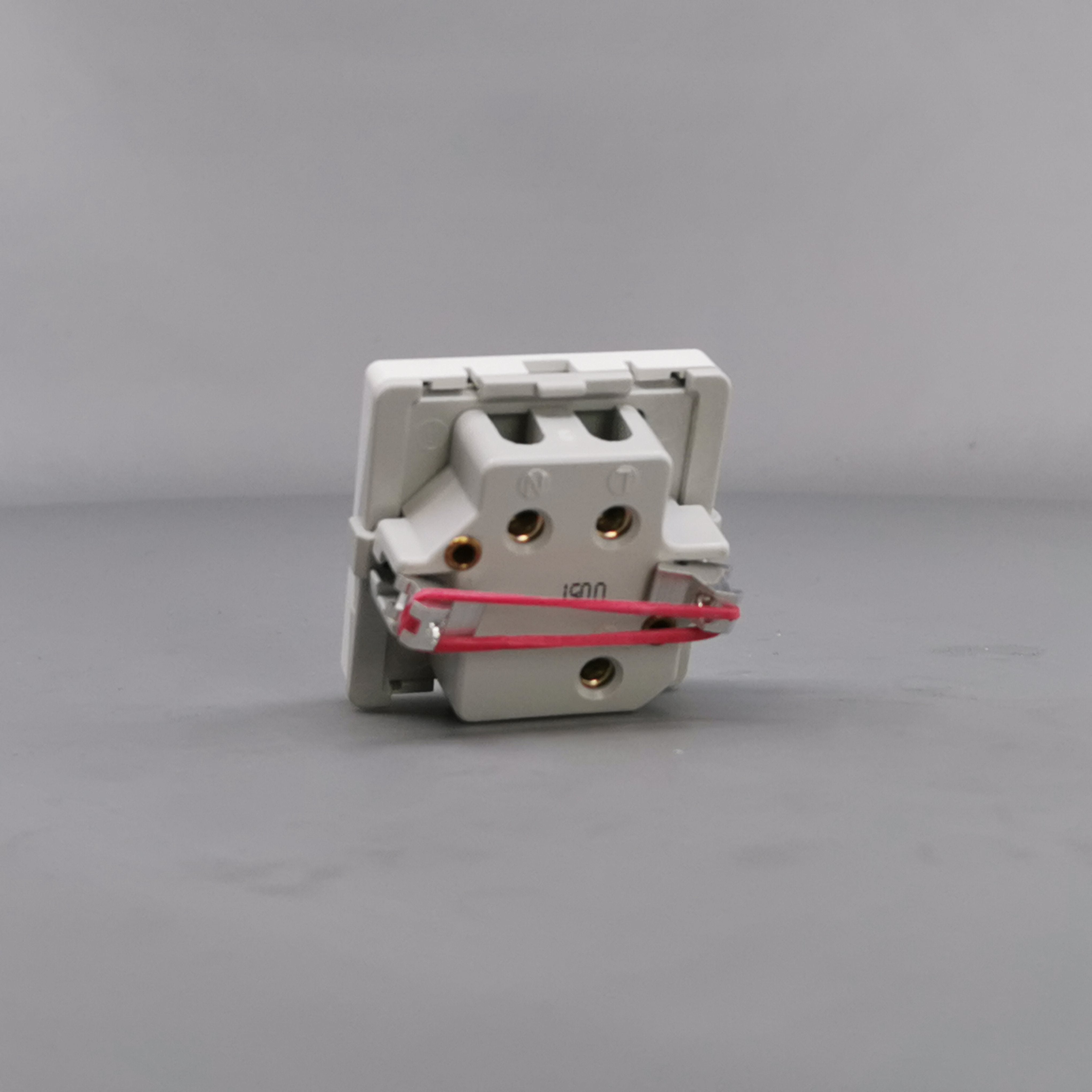 Fuga Lampestikkontakt med jord 50x50 hvid