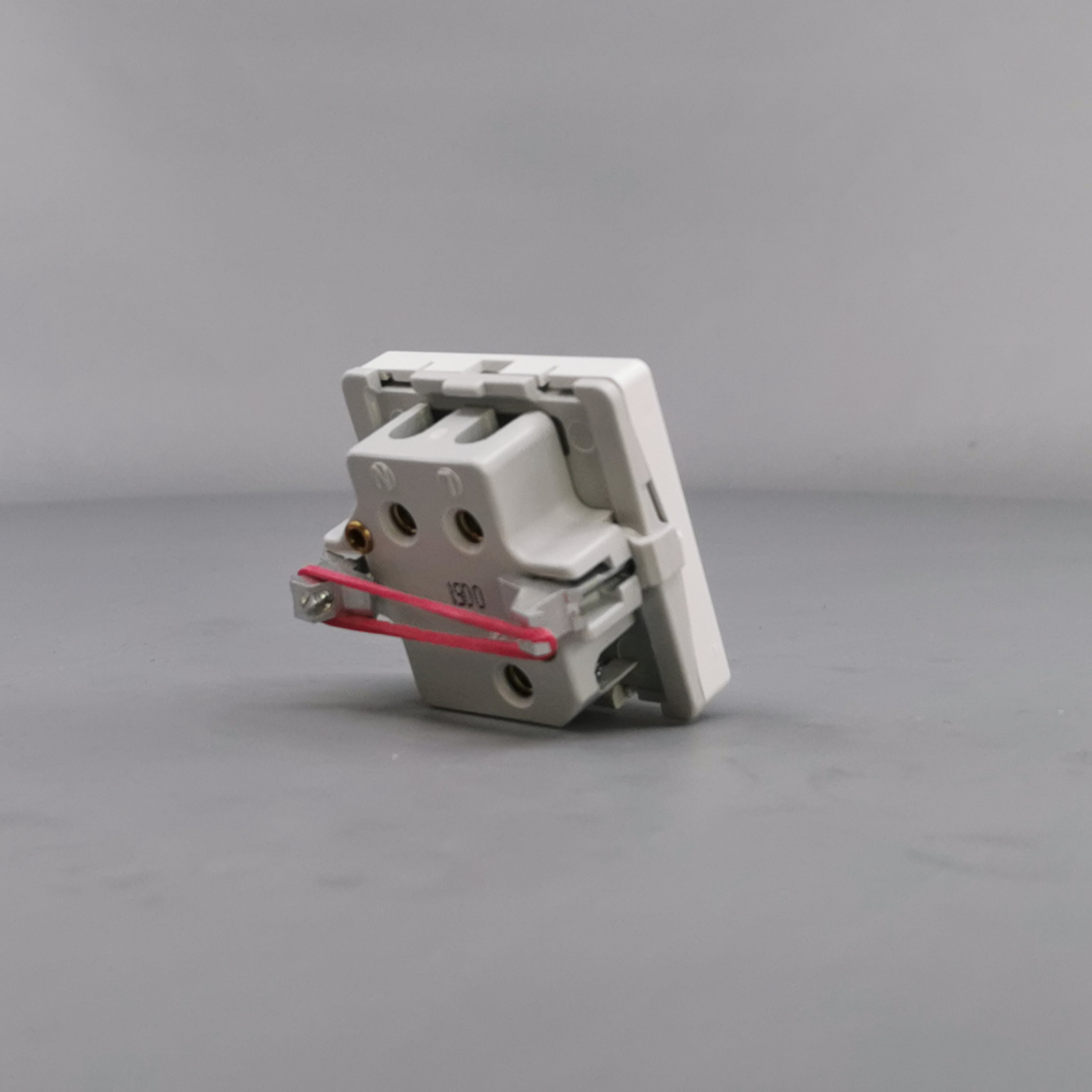 Fuga Lampestikkontakt med jord 50x50 hvid