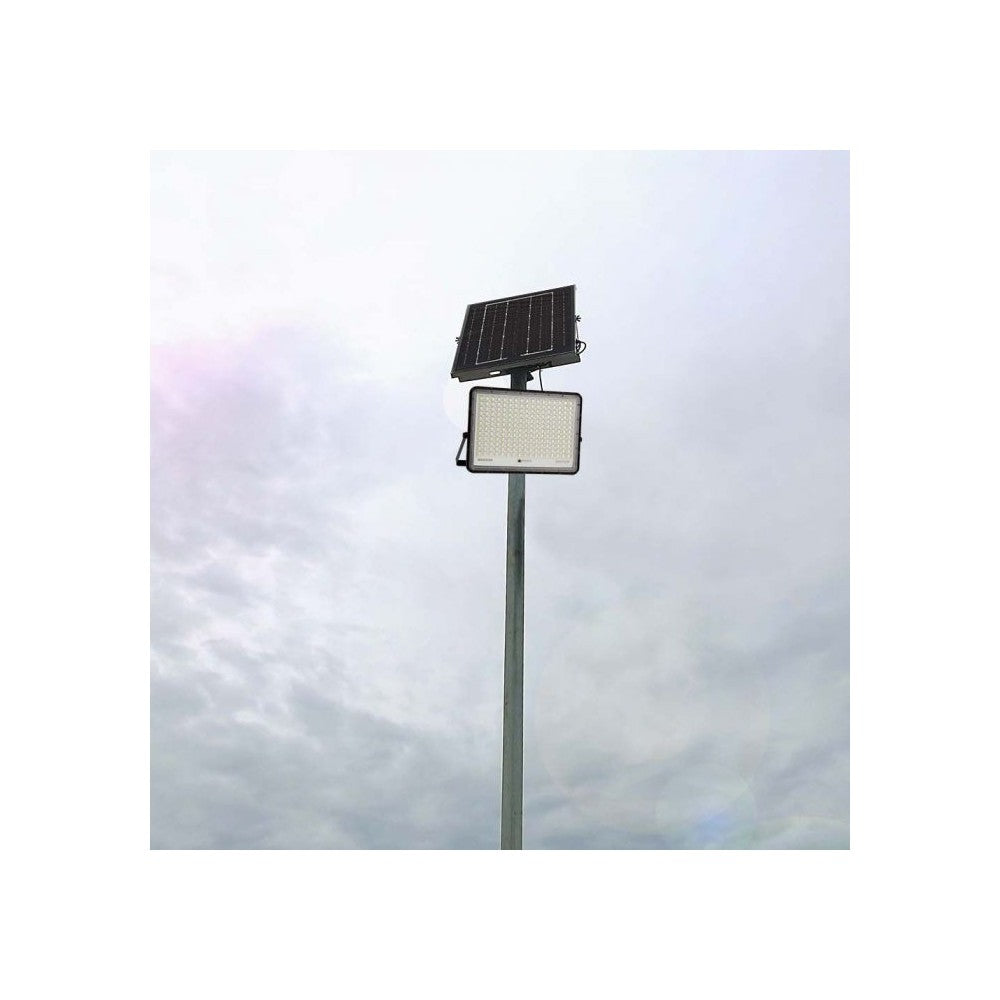 V-Tac 240W Solcelleprojektør LED - Sort inkl. solcelle, fjernbetjening, batteri - IP65 | 2600lm, RA80