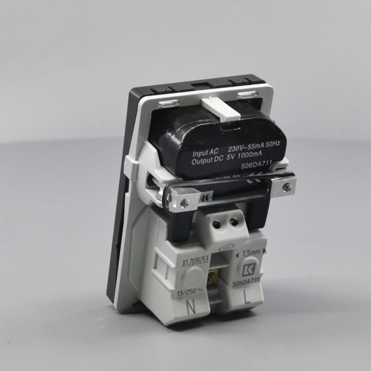 FUGA Stikkontakt med USB-lader og Jord Koksgrå (360° frame 11)