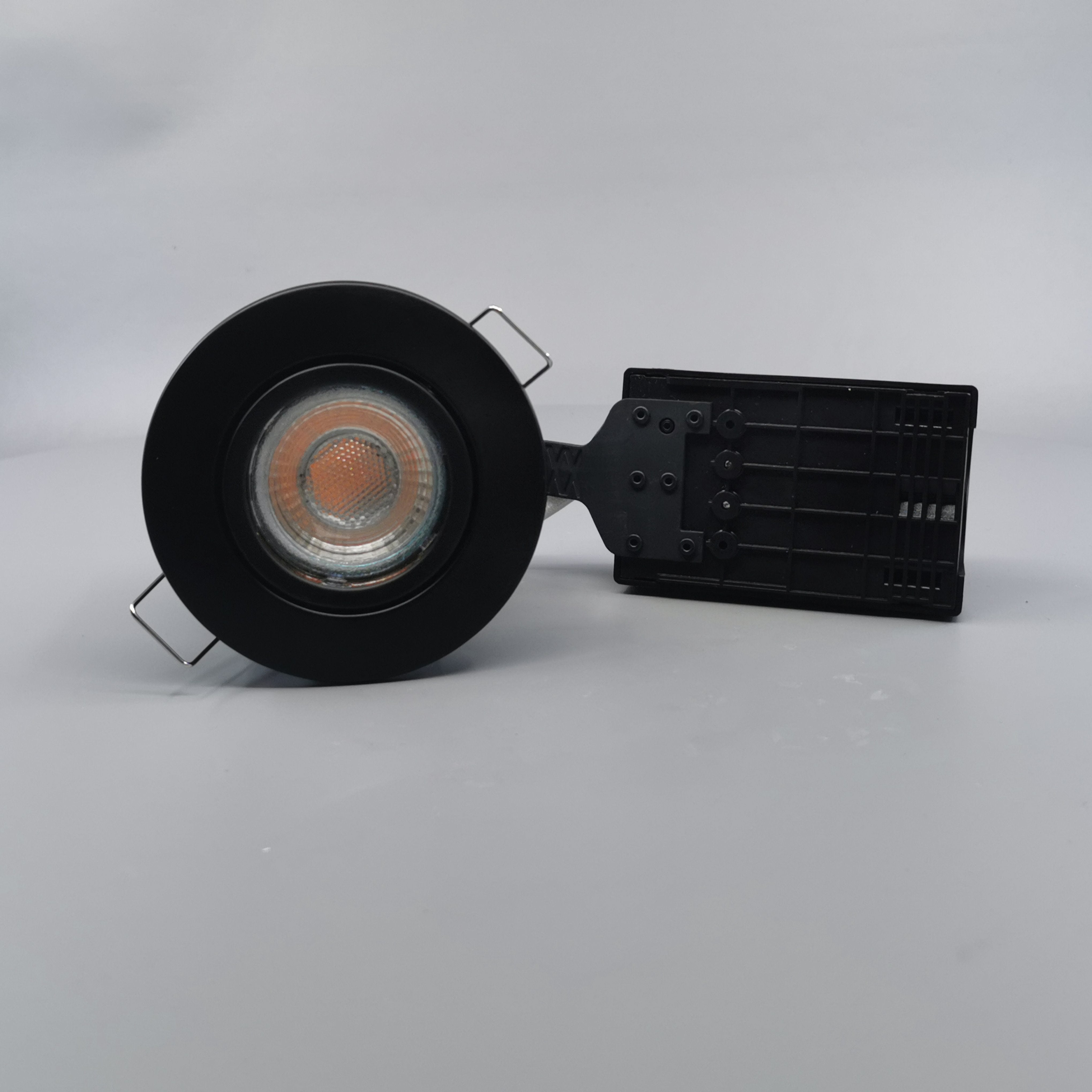 Pro Uni Install m. 6W 3-trins dæmpbar pære 3000K - mat sort