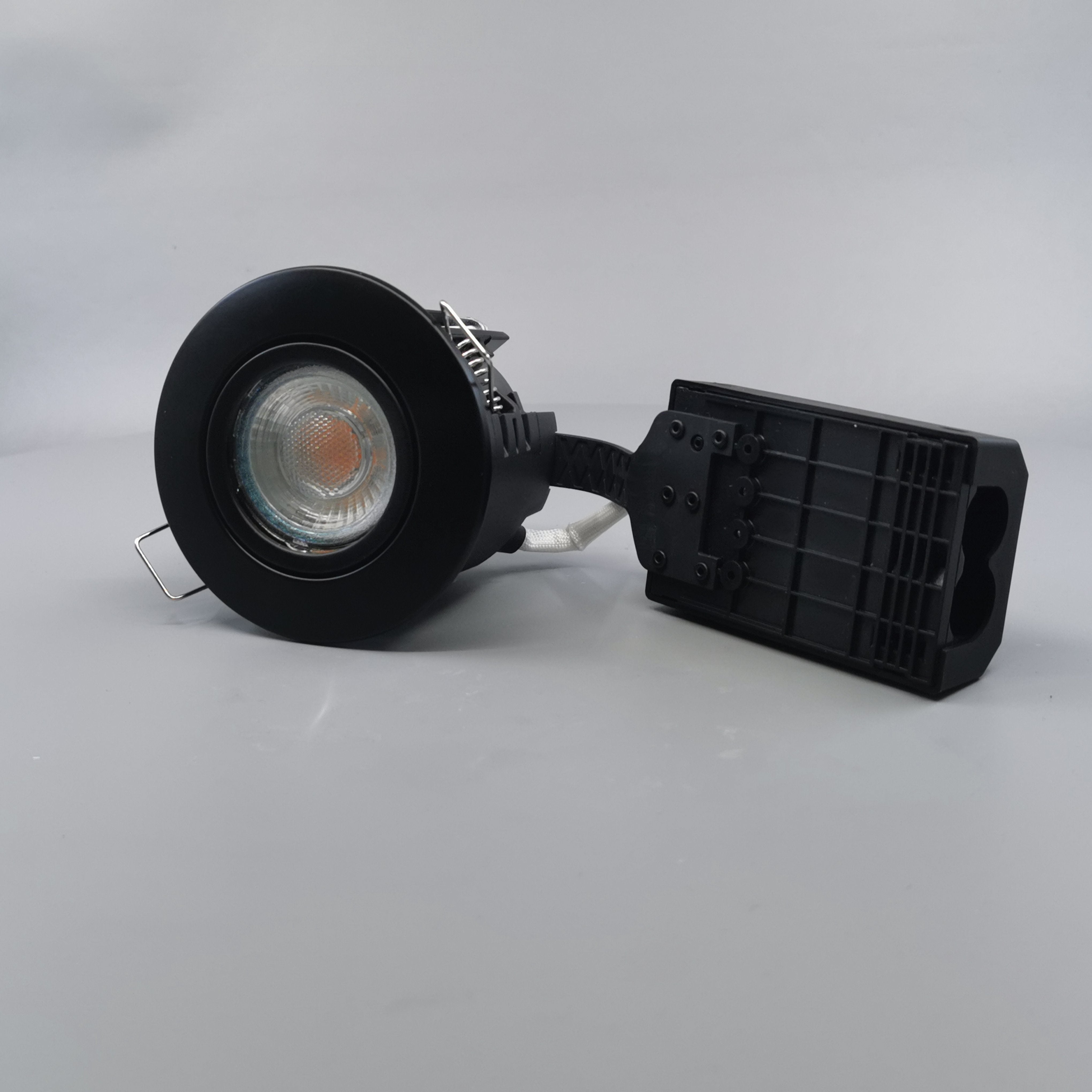 Pro Uni Install m. 6W 3-trins dæmpbar pære 3000K - mat sort