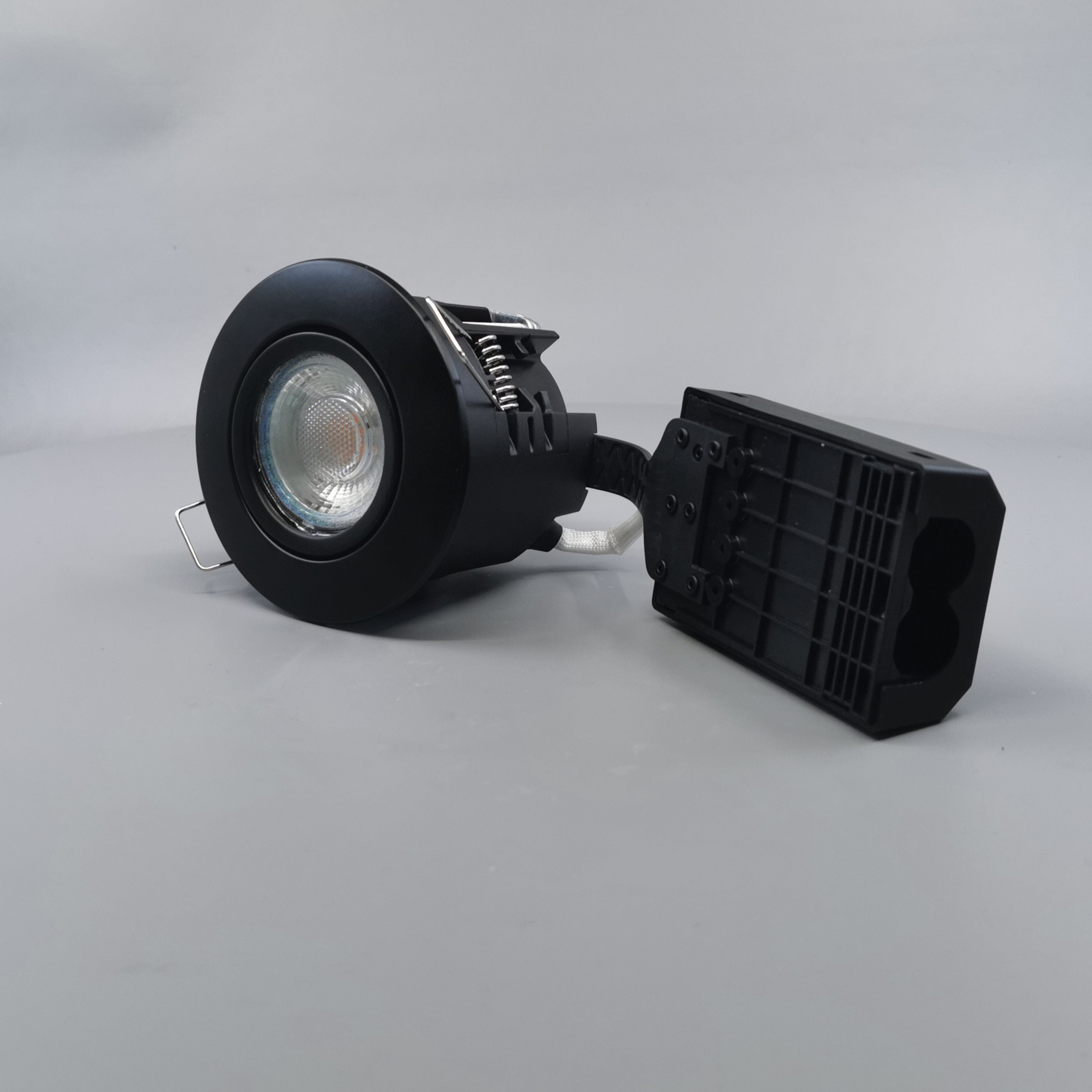 Pro Uni Install m. 6W 3-trins dæmpbar pære 3000K - mat sort