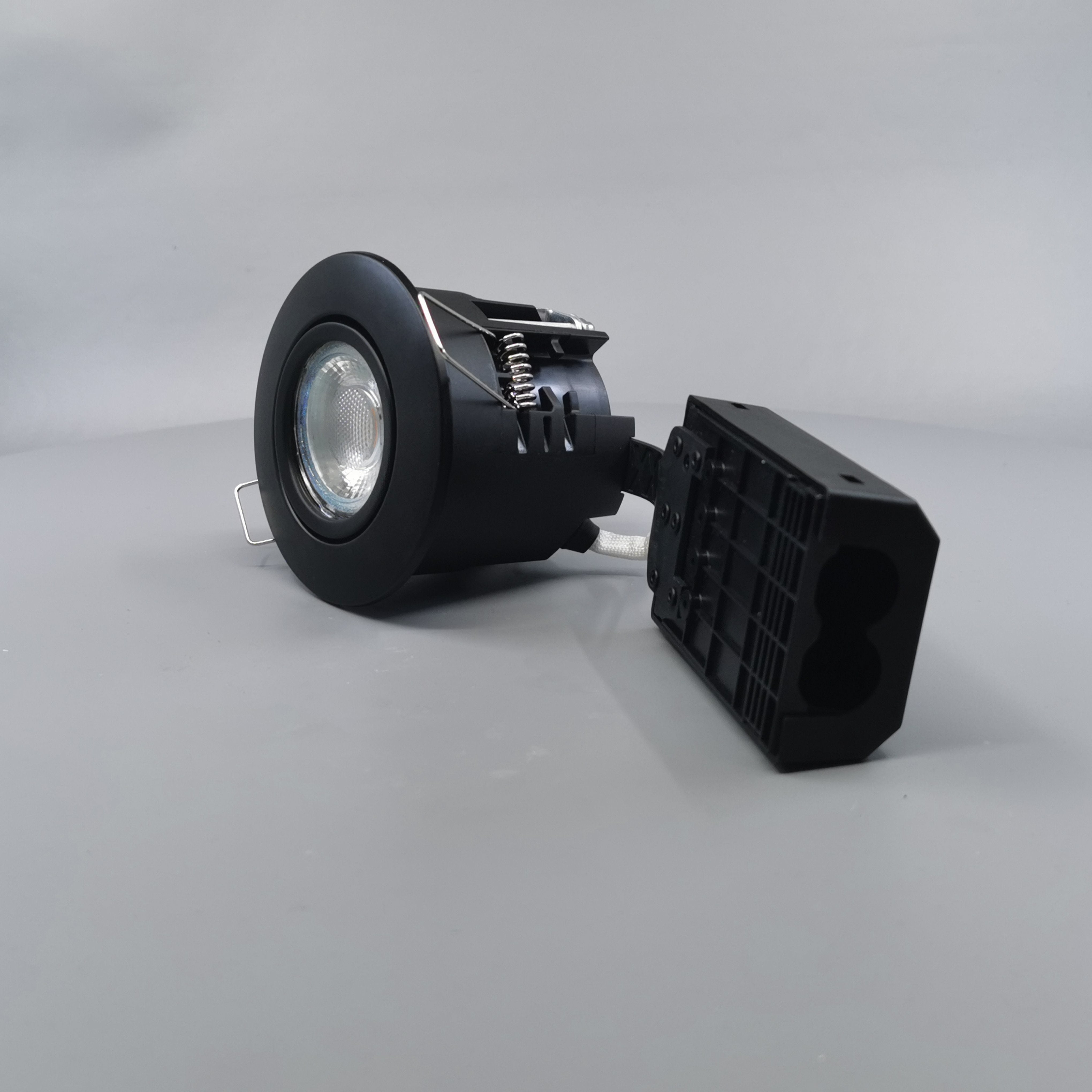 Pro Uni Install m. 6W 3-trins dæmpbar pære 3000K - mat sort