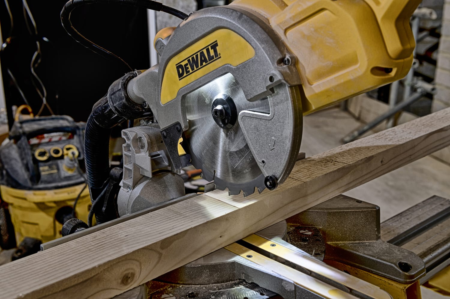 DEWALT kap-/geringssav DWS777-QS
