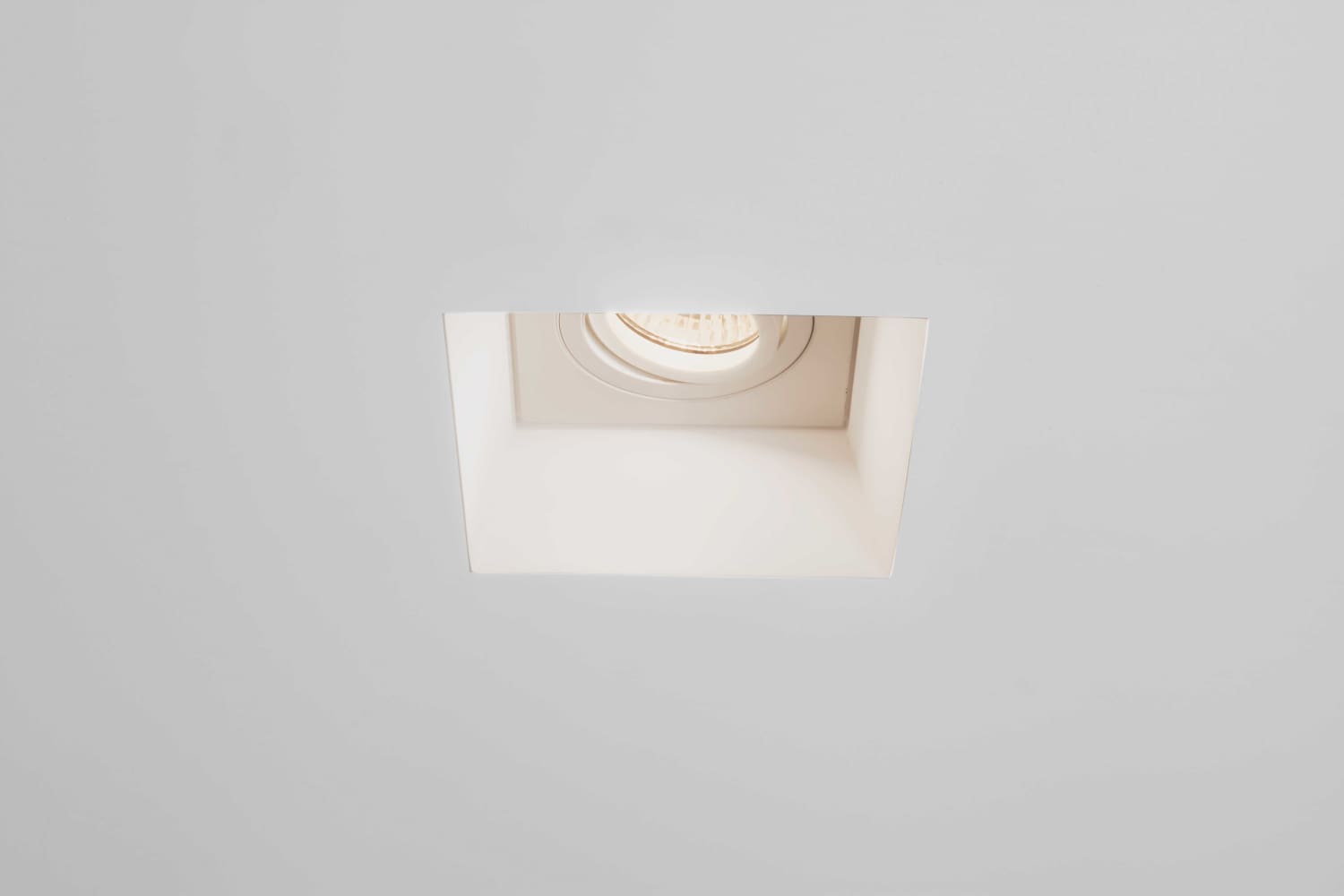 Downlight Astro 7345 Blanco Square kipbar til indspartling