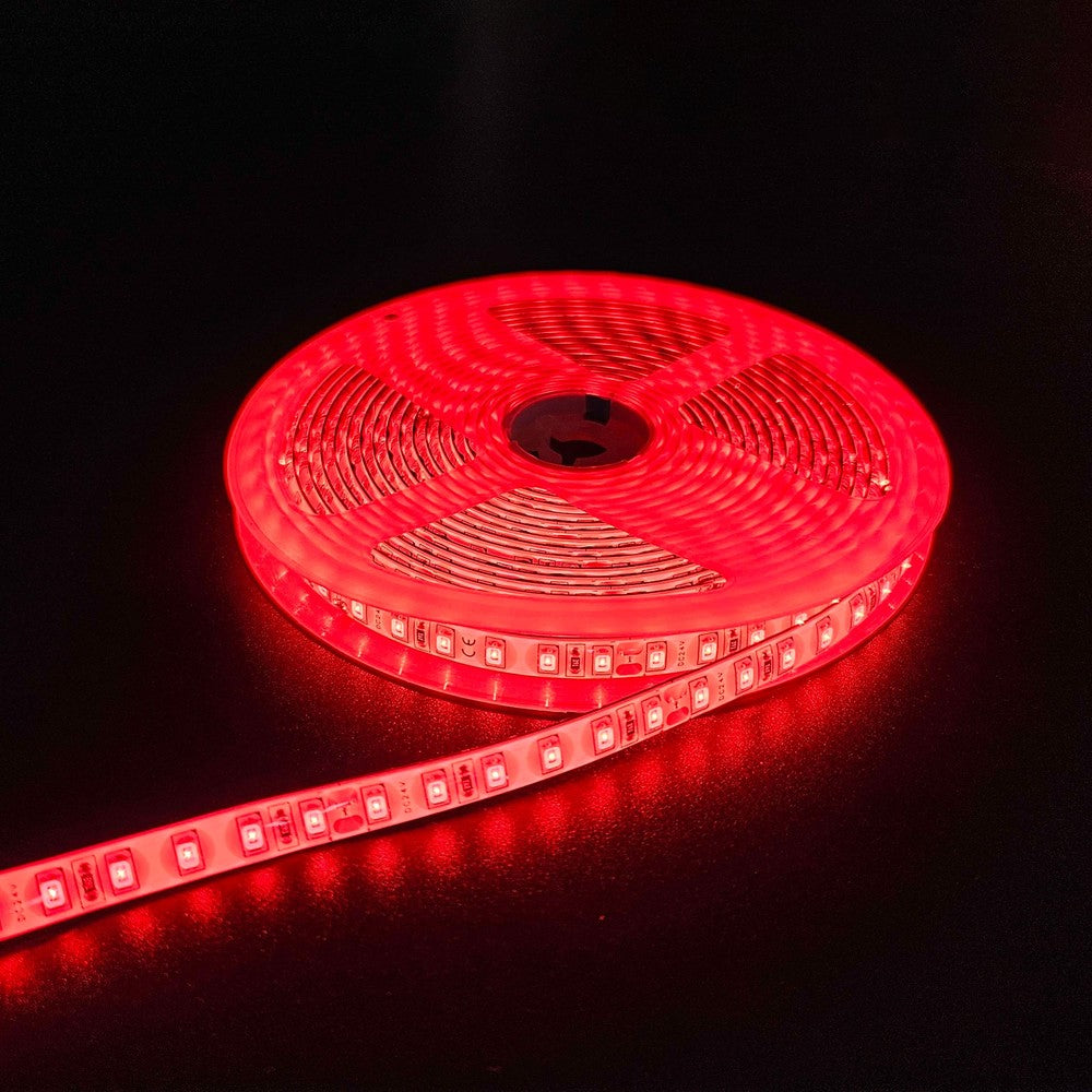 Rød 10W/m LED strip - 5m, 120 LED pr. meter, 24V, IP65 - Vandtæt og energieffektiv LED belysning til indendørs og udendørs brug.
