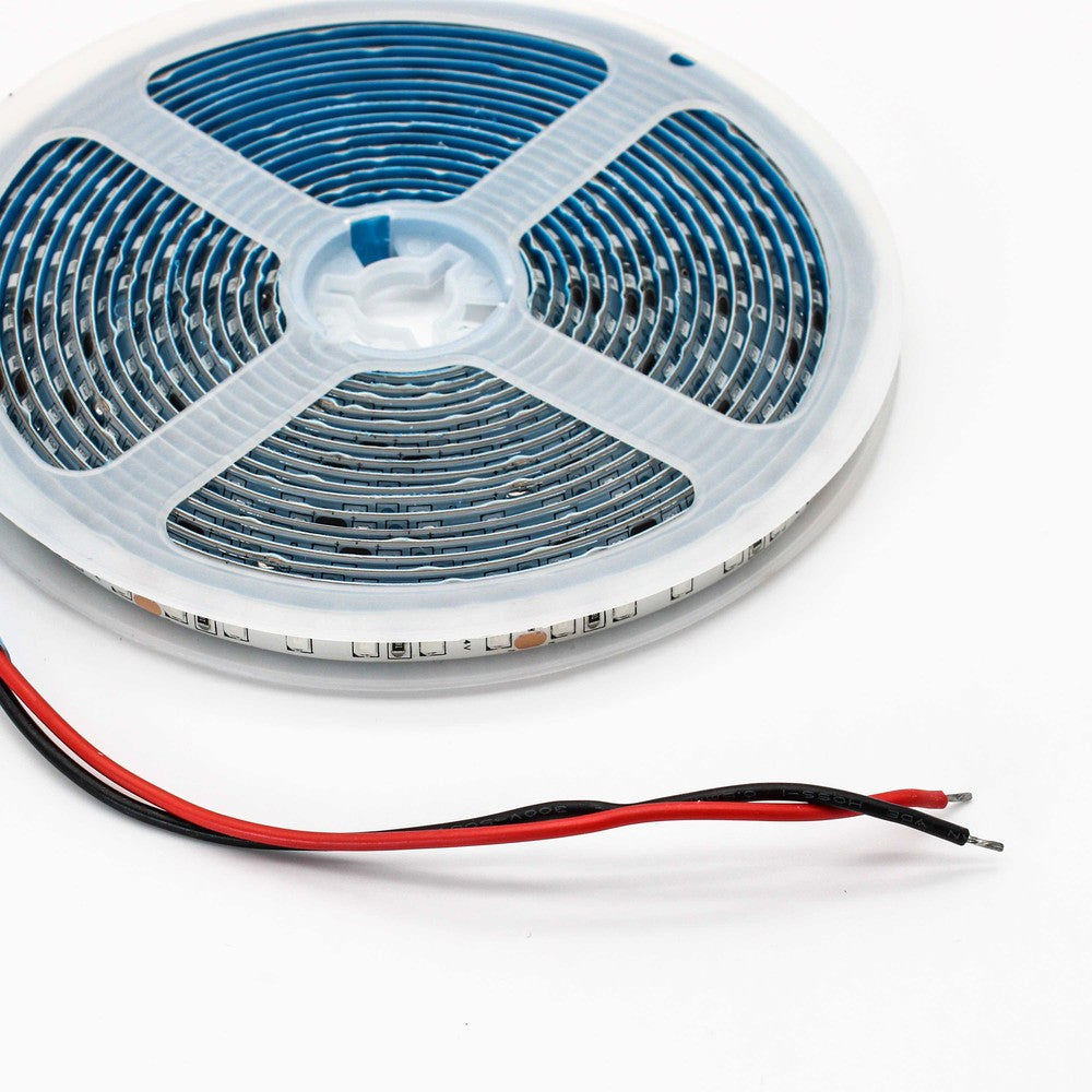 Rød 10W/m LED strip - 5m, 120 LED pr. meter, 24V, IP65 - Vandtæt og energieffektiv LED belysning til indendørs og udendørs brug.