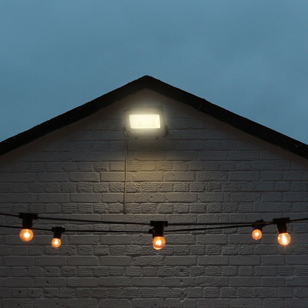 V-Tac LED projektør 50W RGB med fjernbetjening - Effekt: 50W - Input: 230V - 4000lm - IP65 - Vandtæt og farveskiftende belysning