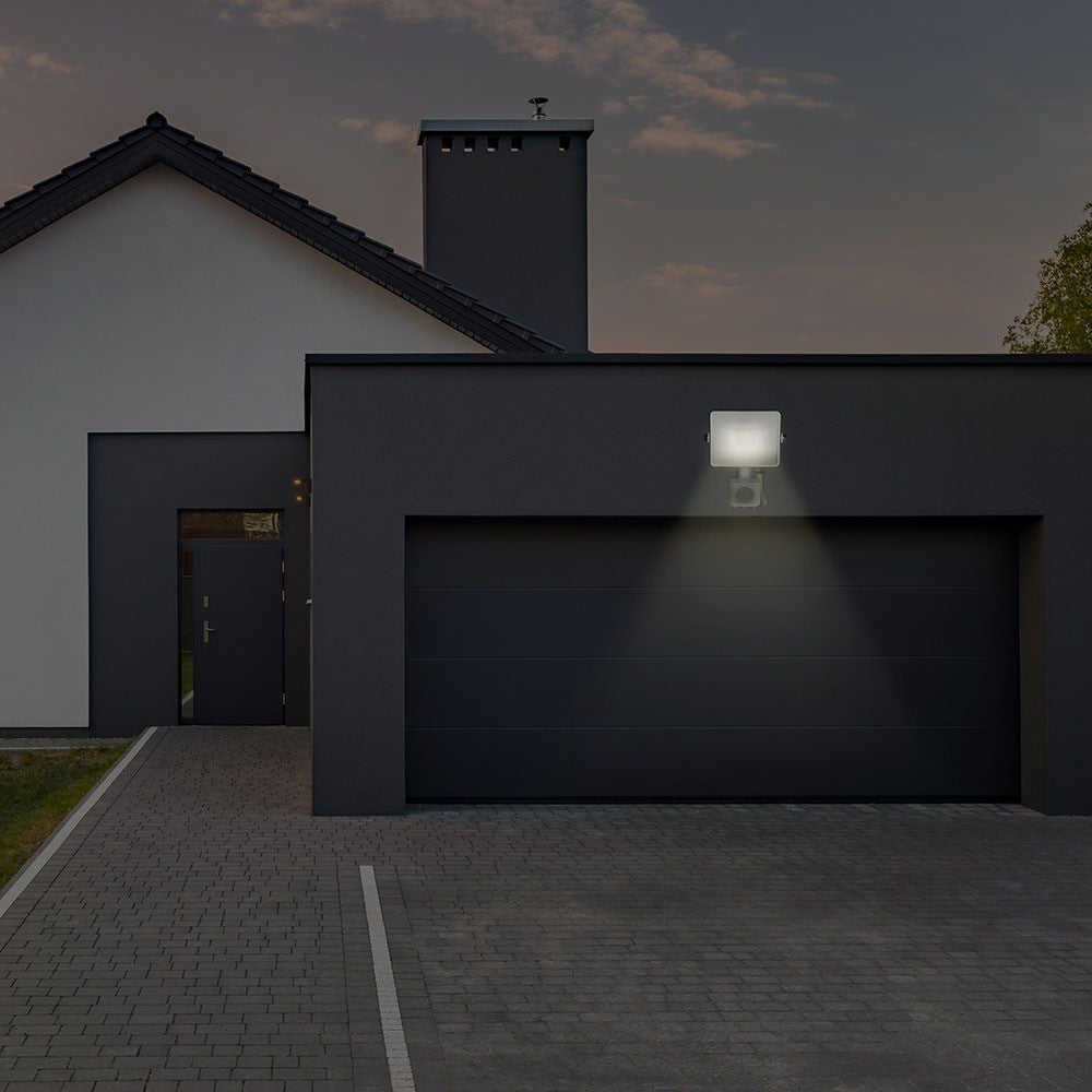 20W LED projektør med Samsung chip, PIR sensor og 3000K varm hvidt lys i hvidt hus - ideel til udendørs belysning