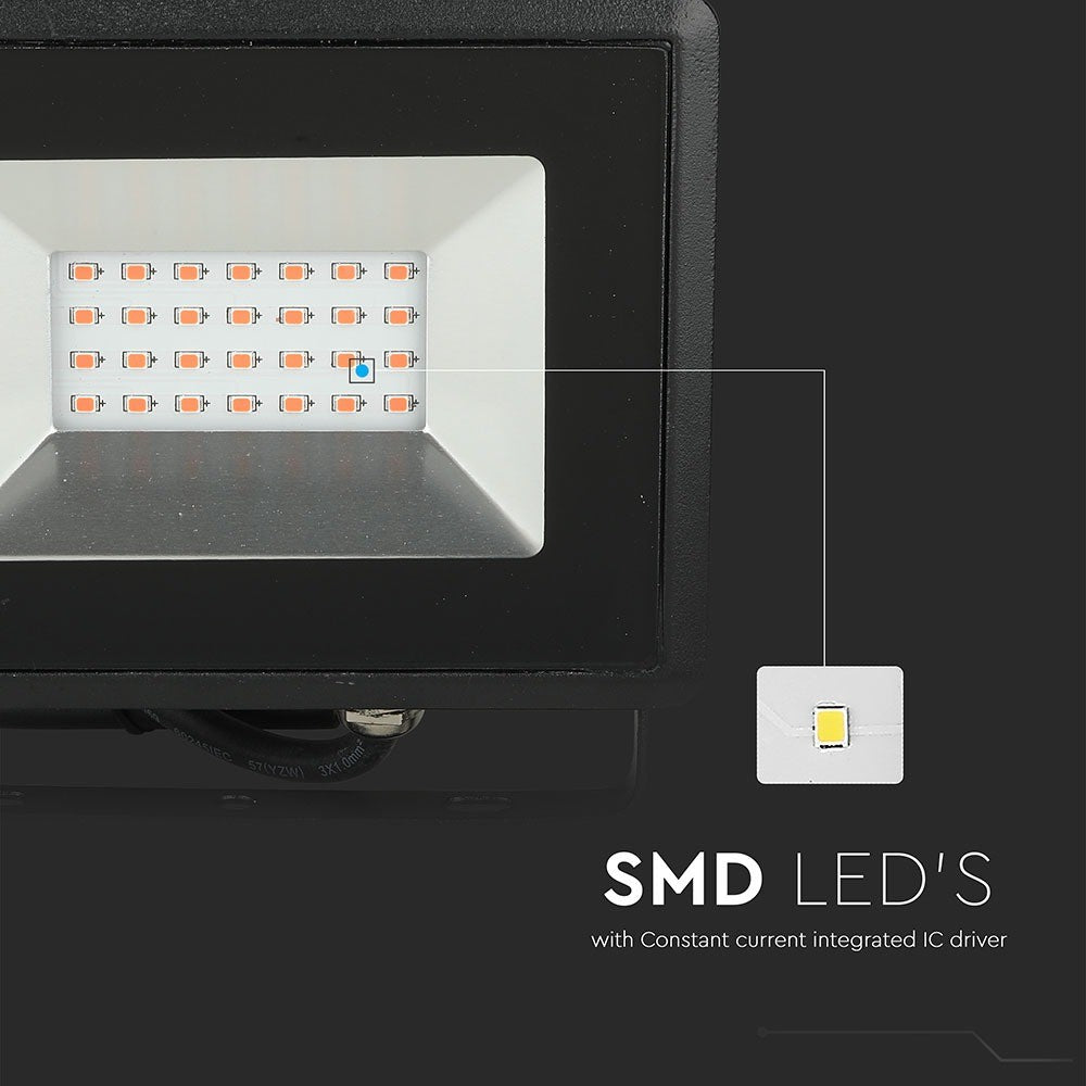 20W LED-projektør i sort hus med rødt lys - Effekt: 20W, RA70, IP65 - Vejr- og støvtæt design til udendørs brug