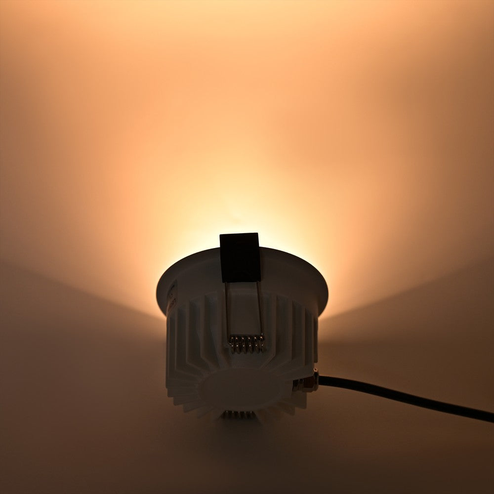 Dæmpbar hvid kant indbygningsspot 10W, Ø7,5 cm hul, Ø8,5 cm, 230V, RA99, 900lm, IP54