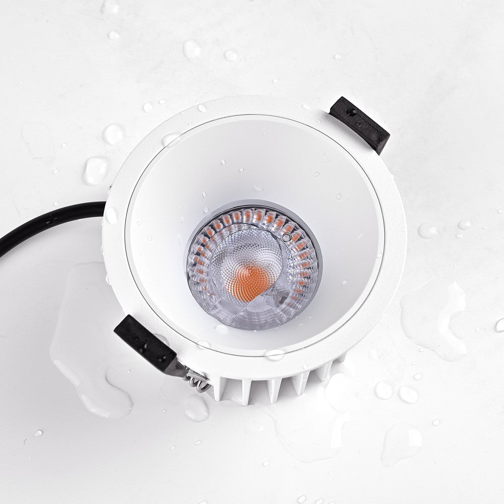 Dæmpbar hvid kant indbygningsspot 10W, Ø7,5 cm hul, Ø8,5 cm, 230V, RA99, 900lm, IP54