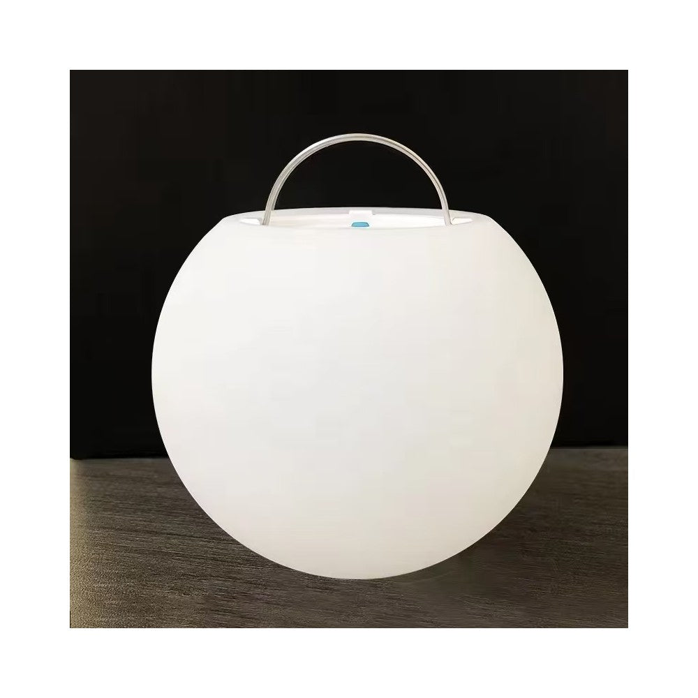 Genopladelig Ø10 cm RGBW LED kugle med fjernbetjening og IP68 beskyttelse