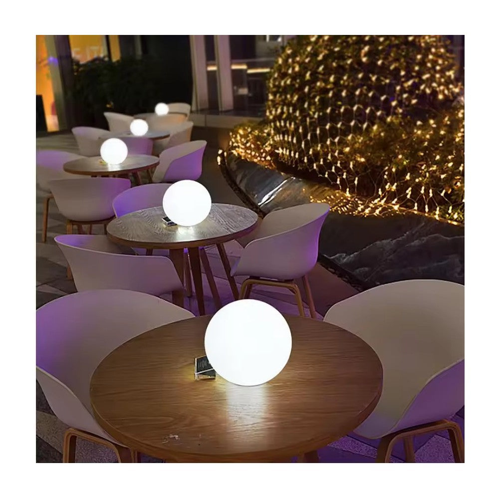 Genopladelig Ø10 cm RGBW LED kugle med fjernbetjening og IP68 beskyttelse