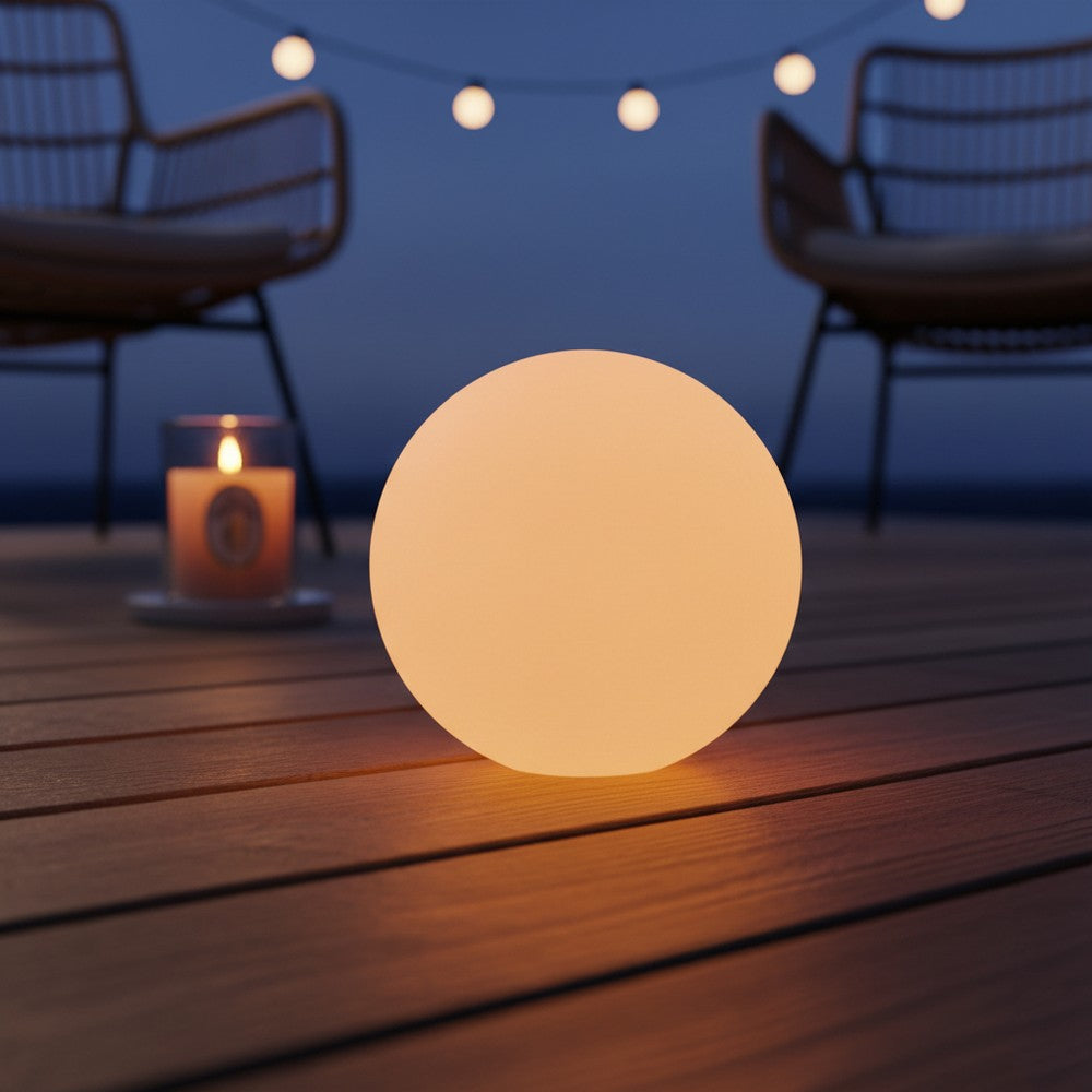 Genopladelig Ø10 cm RGBW LED kugle med fjernbetjening og IP68 beskyttelse