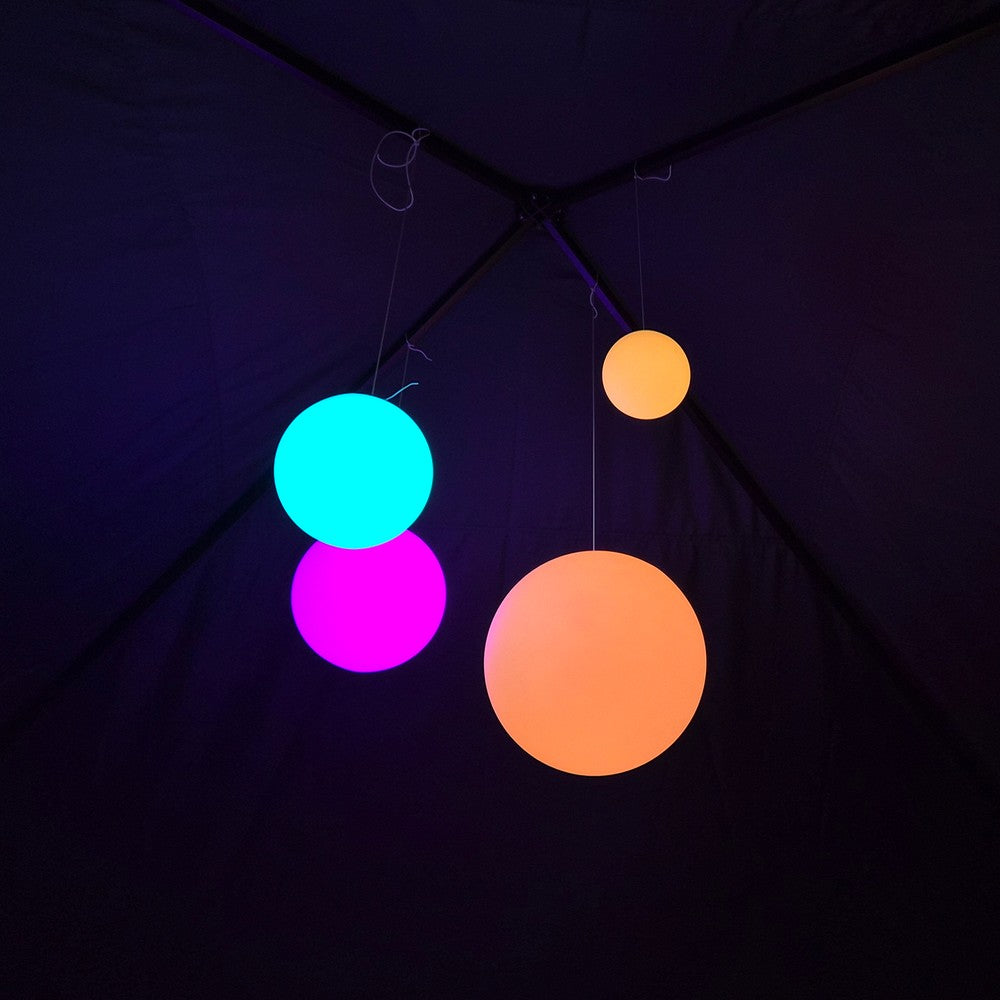Genopladelig Ø10 cm RGBW LED kugle med fjernbetjening og IP68 beskyttelse