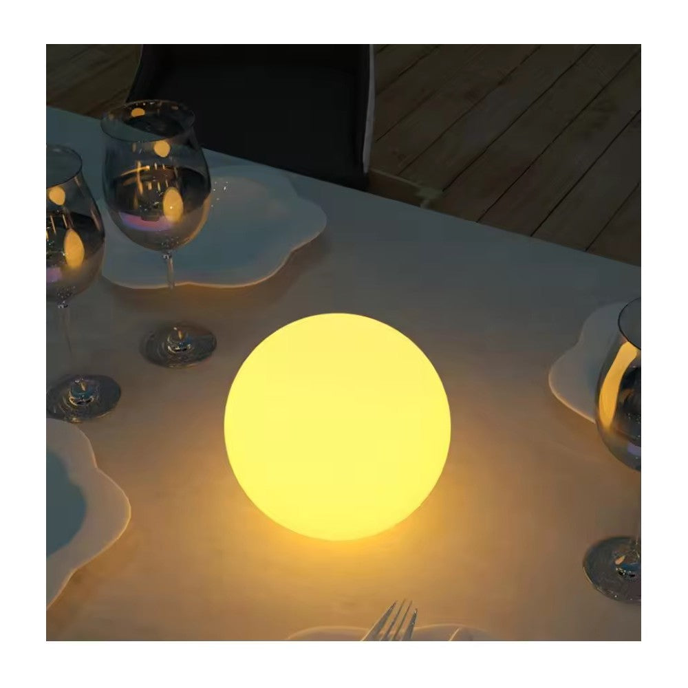 Genopladelig Ø10 cm RGBW LED kugle med fjernbetjening og IP68 beskyttelse