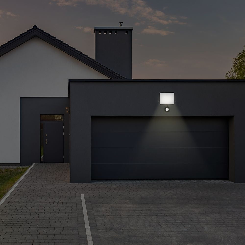 V-Tac 30W LED sensor projektør med hurtig connector, 120lm/w, sort - Effektiv belysning med bevægelsessensor