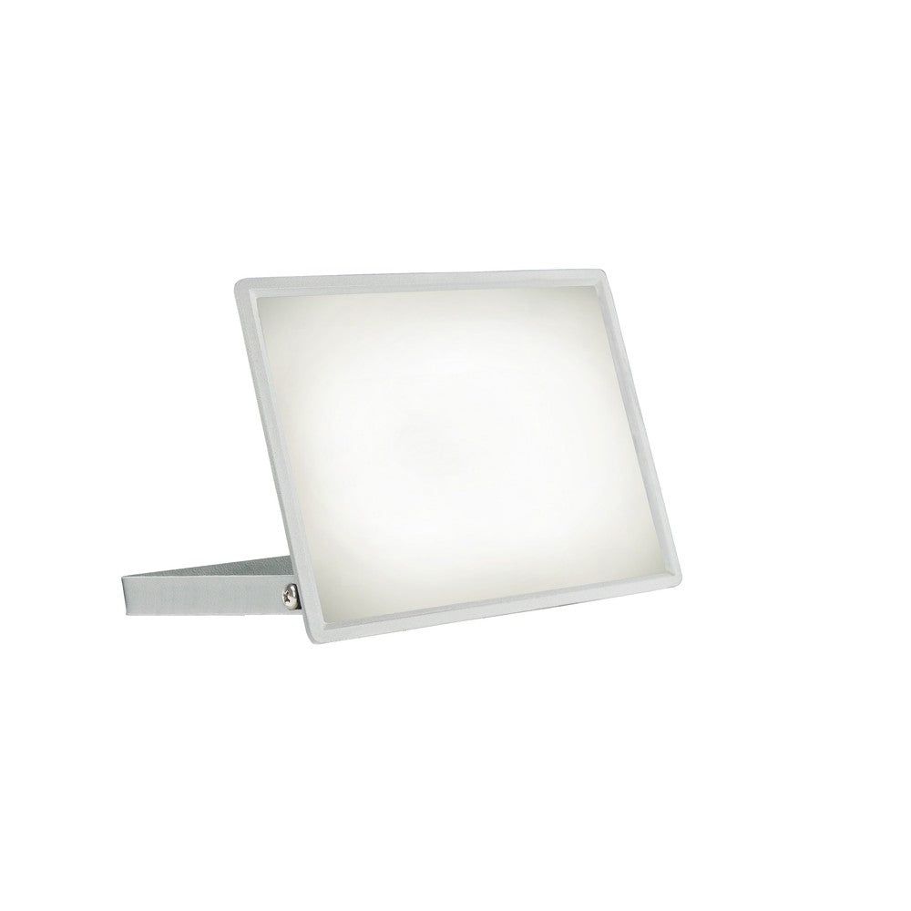 NOCTIS LUX 3 PROJEKTØR 100W 230V IP65 270x210x27mm HVID - Kraftfuld og vandtæt LED projektor med 100W effekt og 9400lm lysstyrke. Ideel til udendørs brug med IP65-klassificering. RA70 for naturlig farvegengivelse. Let og kompakt design i hvid finish.