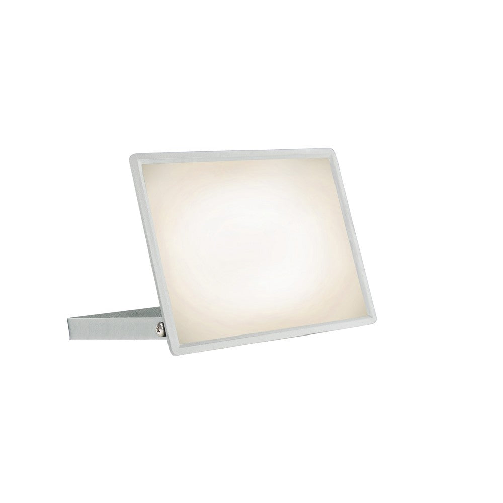 NOCTIS LUX 3 PROJEKTØR 100W 230V IP65 270x210x27mm HVID - Kraftfuld og vandtæt LED projektor med 100W effekt og 9400lm lysstyrke. Ideel til udendørs brug med IP65-klassificering. RA70 for naturlig farvegengivelse. Let og kompakt design i hvid finish.