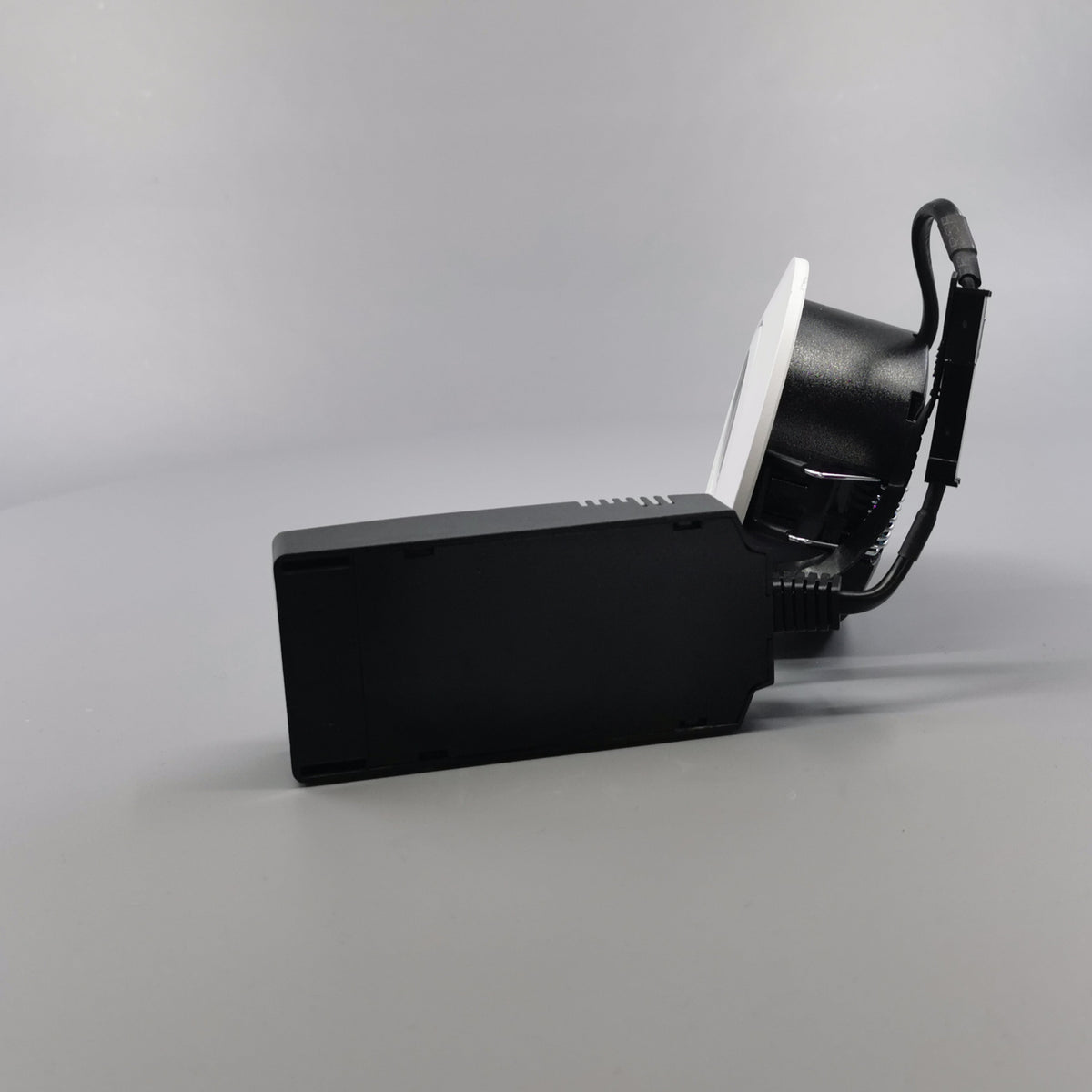 Diospot 30 V.2 6W 2700K 38° dæmpbar 32mm rund hvid (360° frame 9)