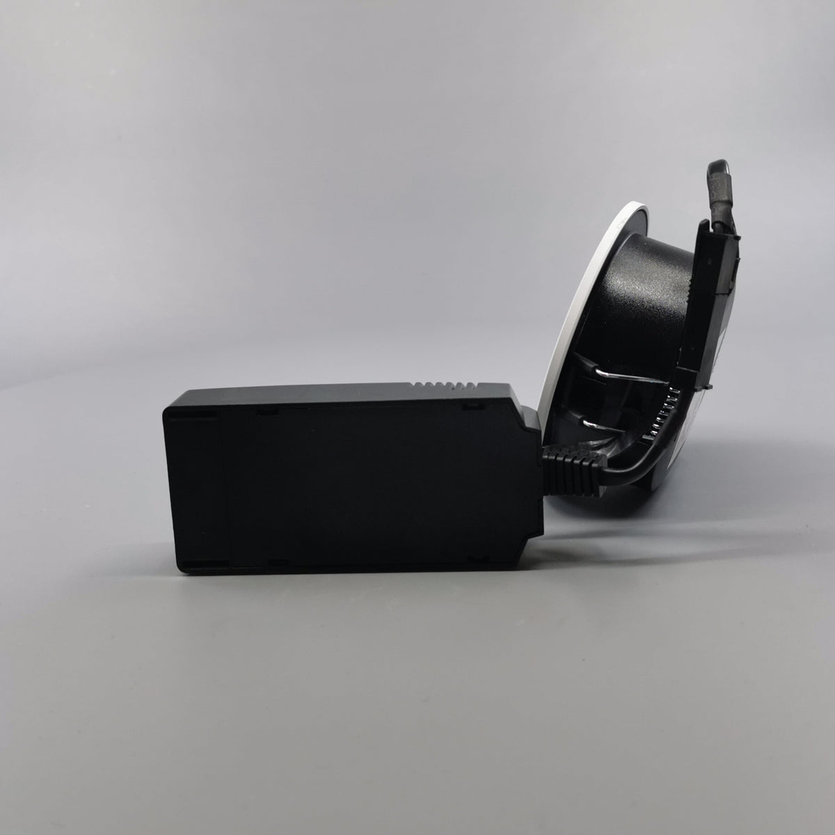 Diospot 30 V.2 6W 2700K 38° dæmpbar 32mm rund hvid (360° frame 10)
