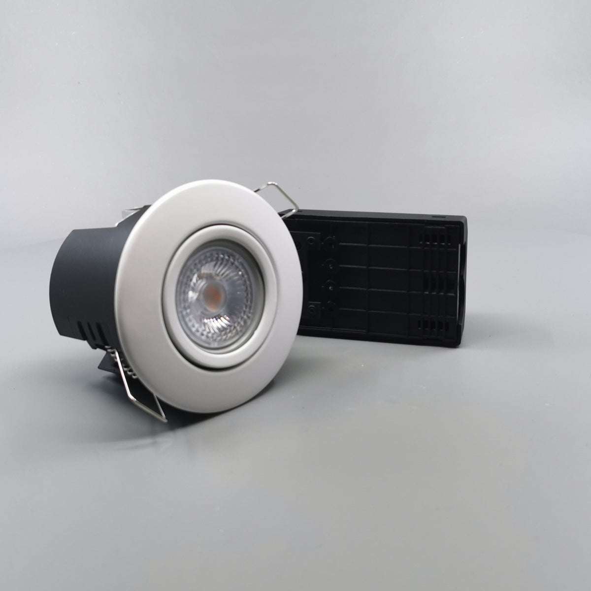 Pro Uni Install LED spot m. 5W dæmpbar pære 2700K - mat hvid (360° frame 23)