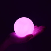 Genopladelig Ø10 cm RGBW LED kugle med fjernbetjening og IP68 beskyttelse