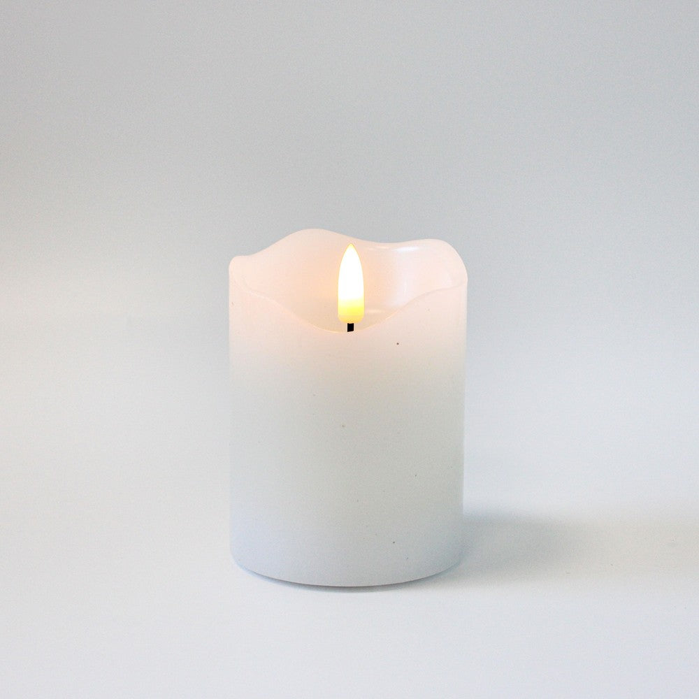 LED Bloklys med flammeeffekt og fjernbetjening, hvid, 10cm høj, Ø7,5cm, ægte stearin